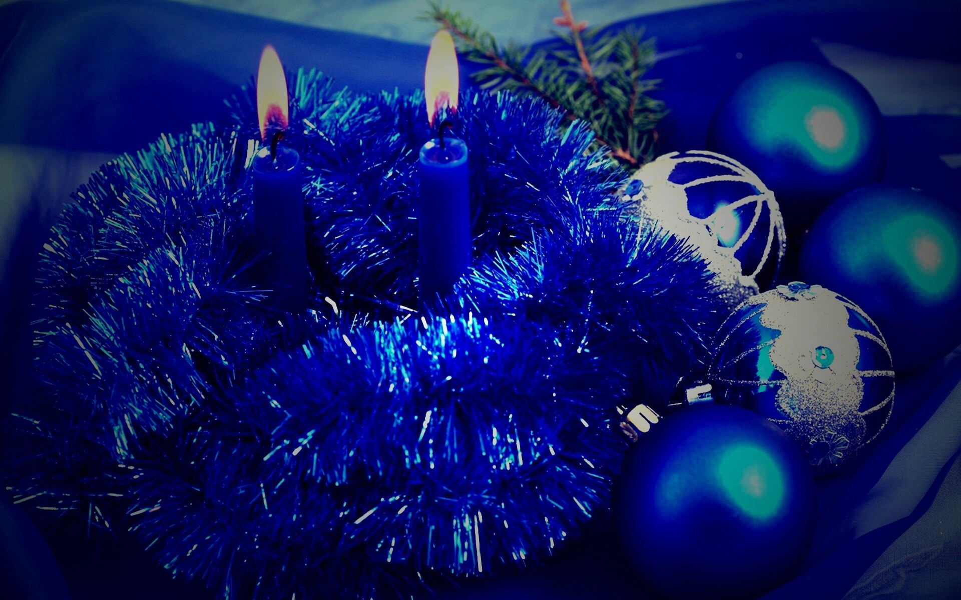 Свечки и новогодняя мишура обои