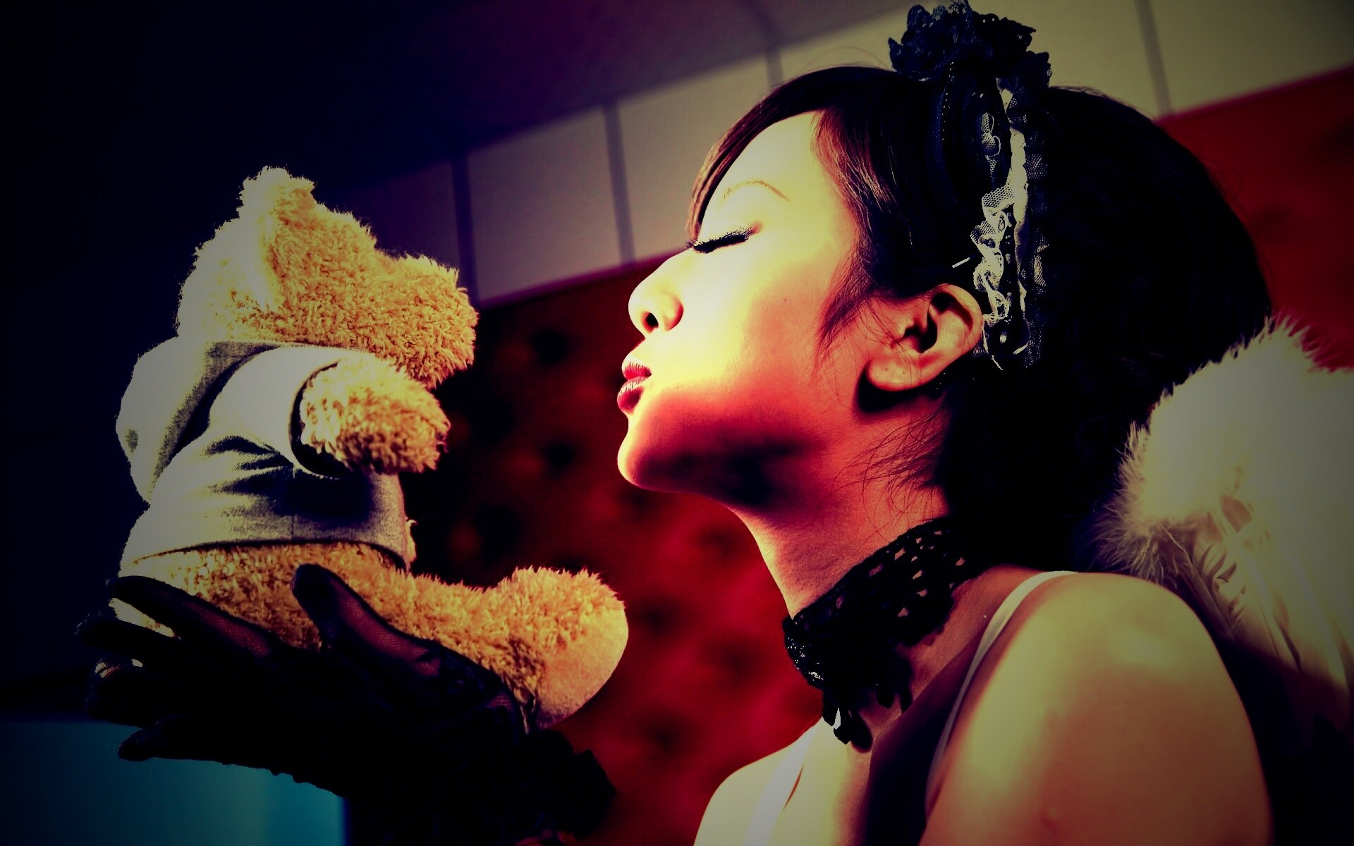 Азиатка любит медвежонка обои