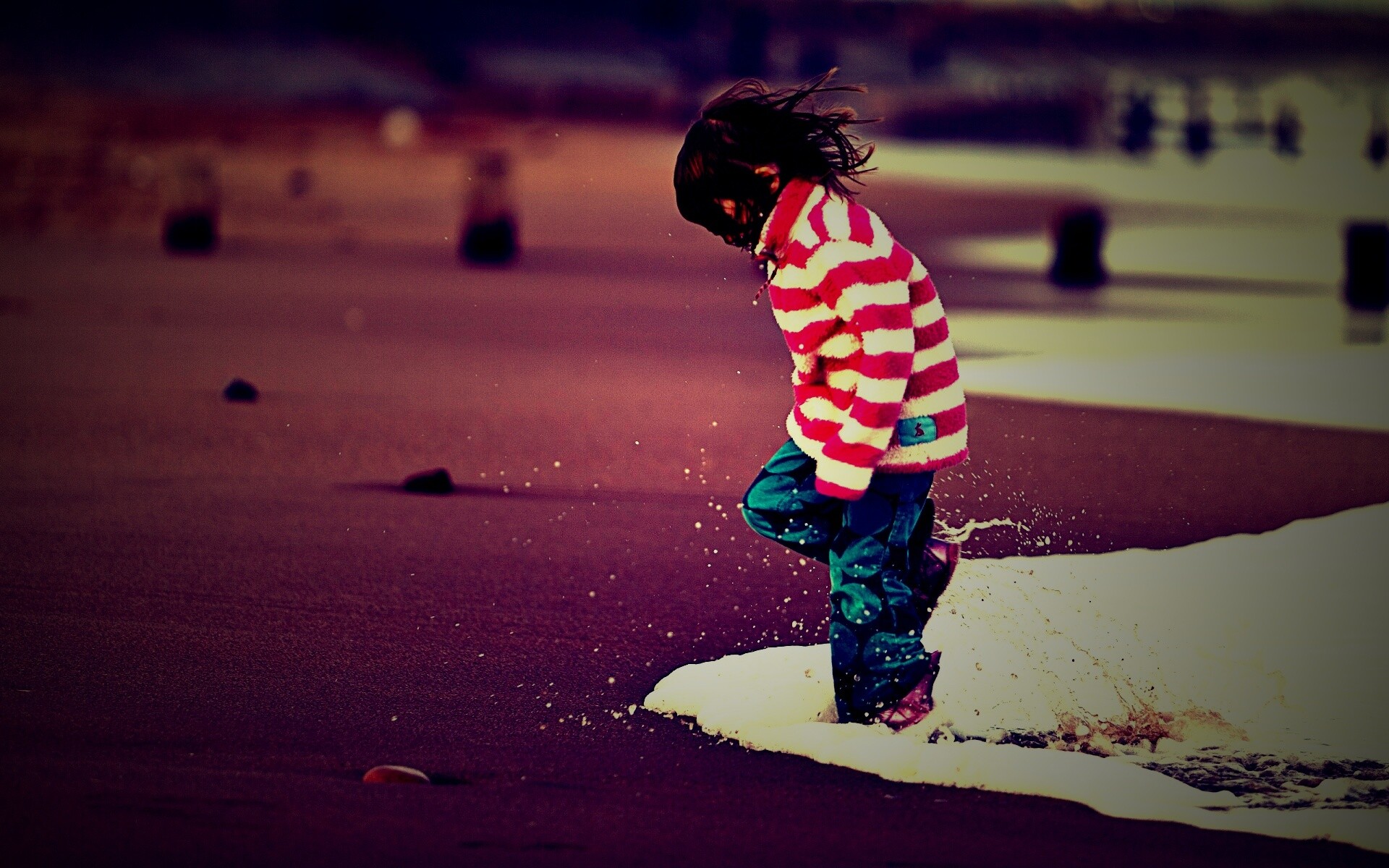 Ребенок и волна обои