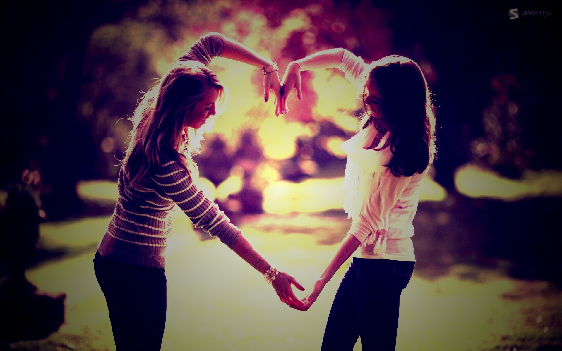 Две девушки и сердце из рук обои