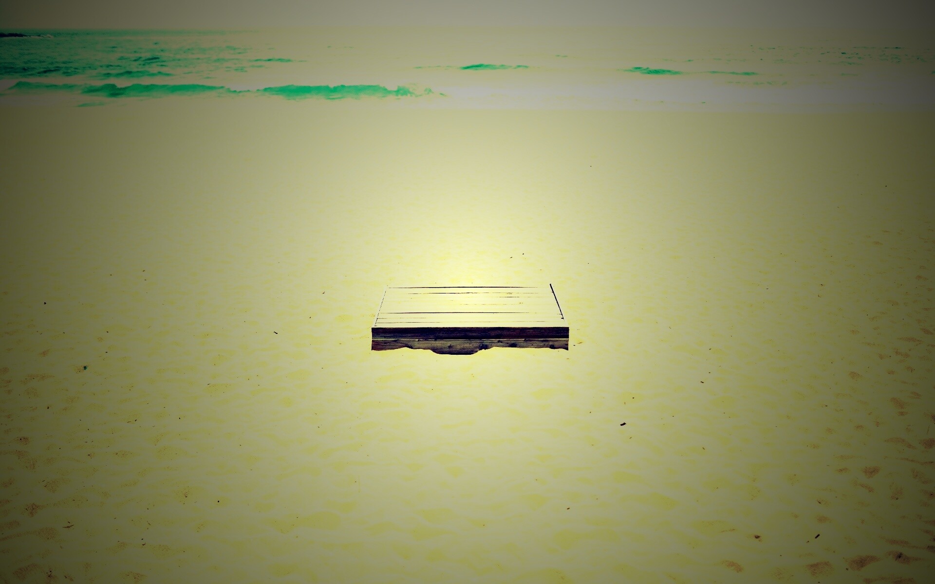 Ящик на пляже обои