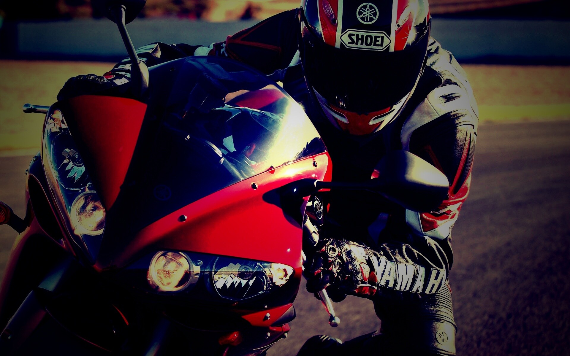 Мотоциклист на красной ямахе обои