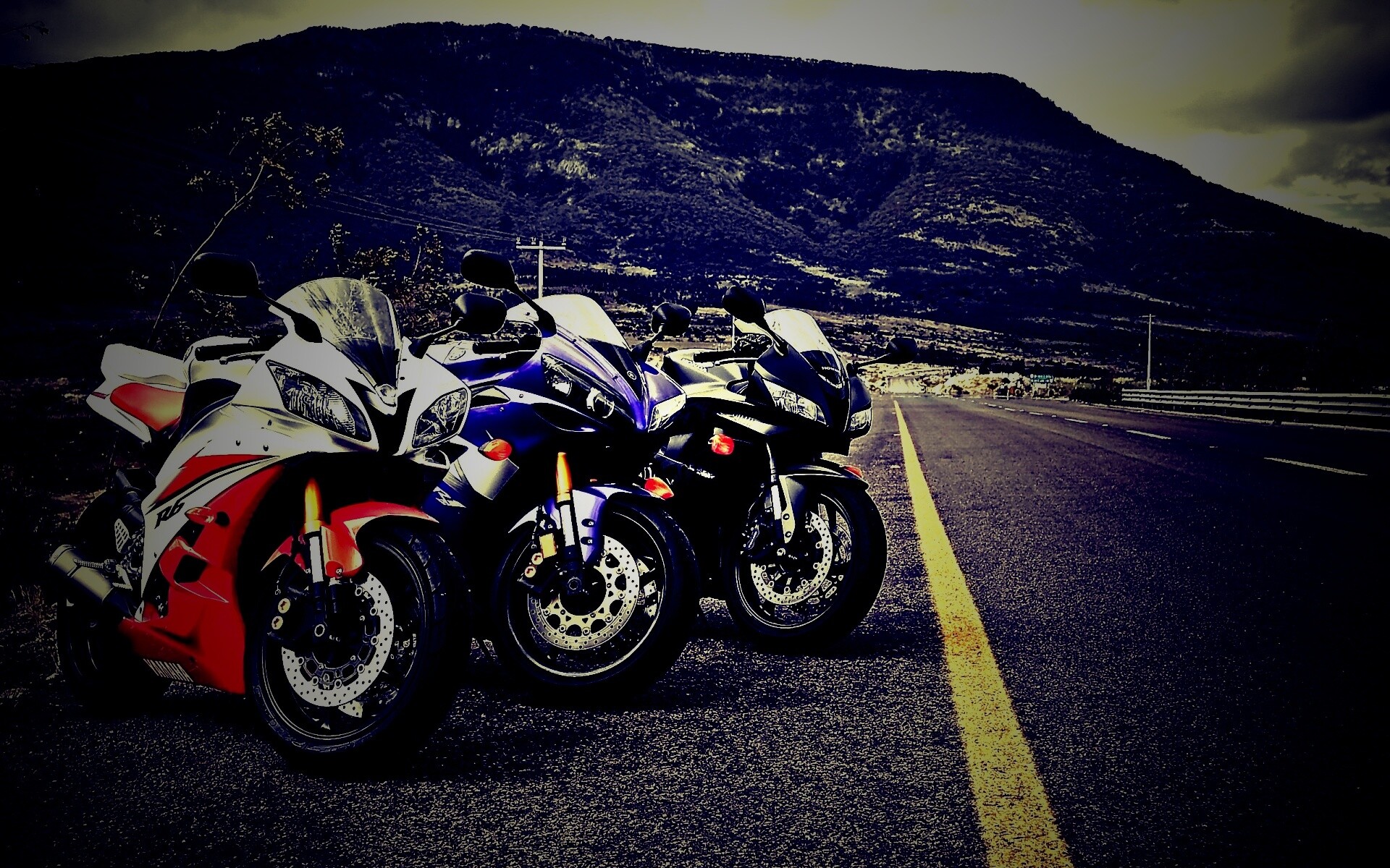 Раллийные мотоциклы на дороге обои