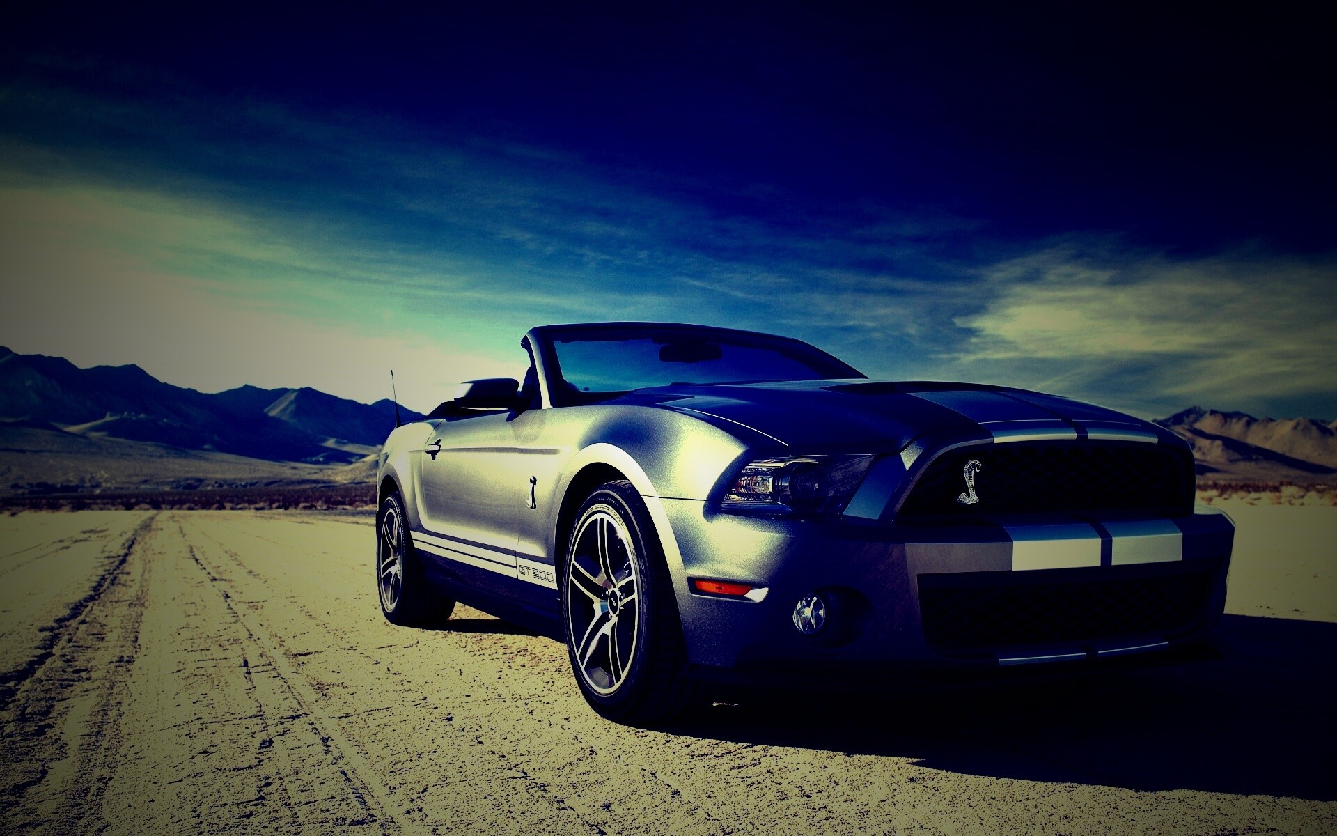 Ford Mustang на фоне гор обои