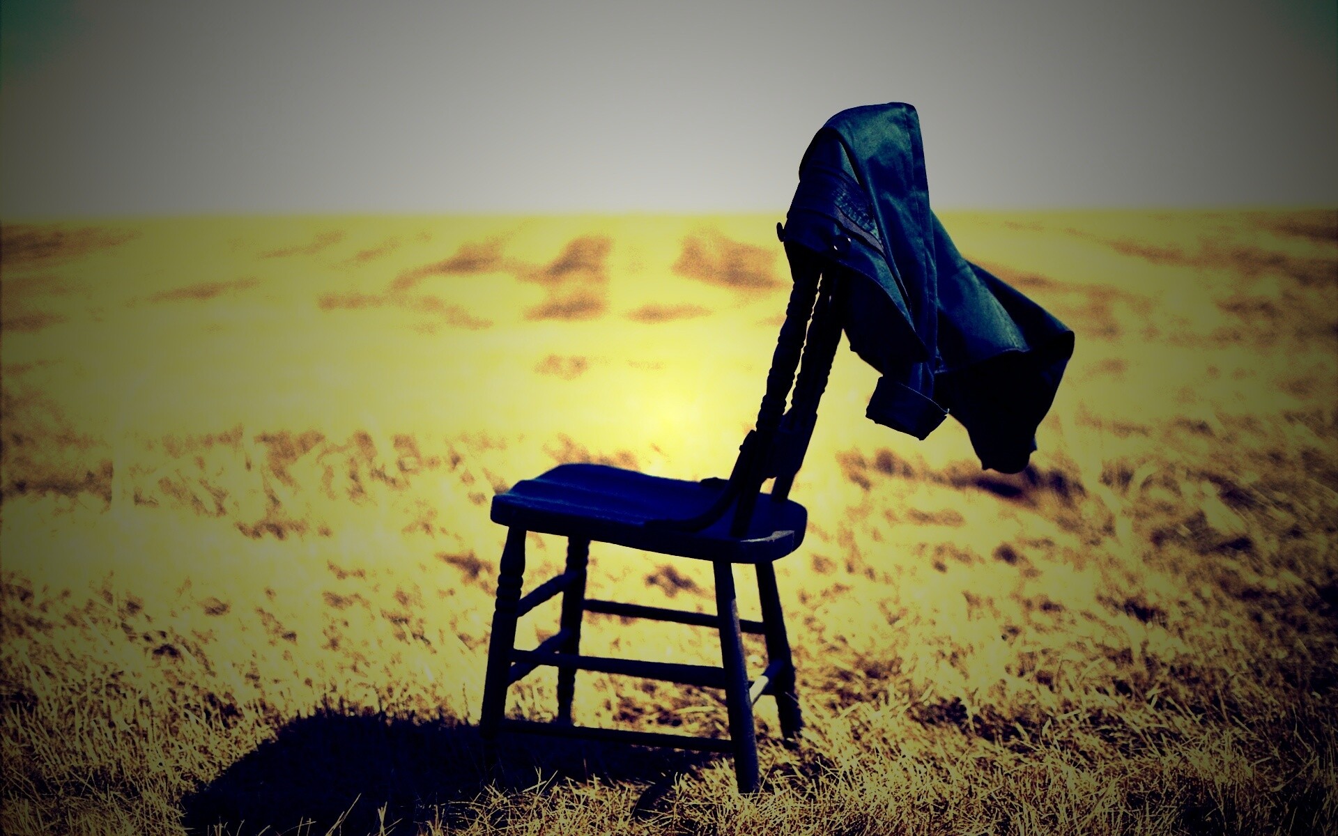 Стул в поле обои