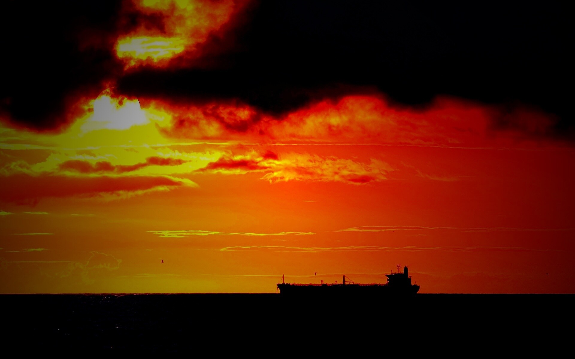 Баржа на закате обои