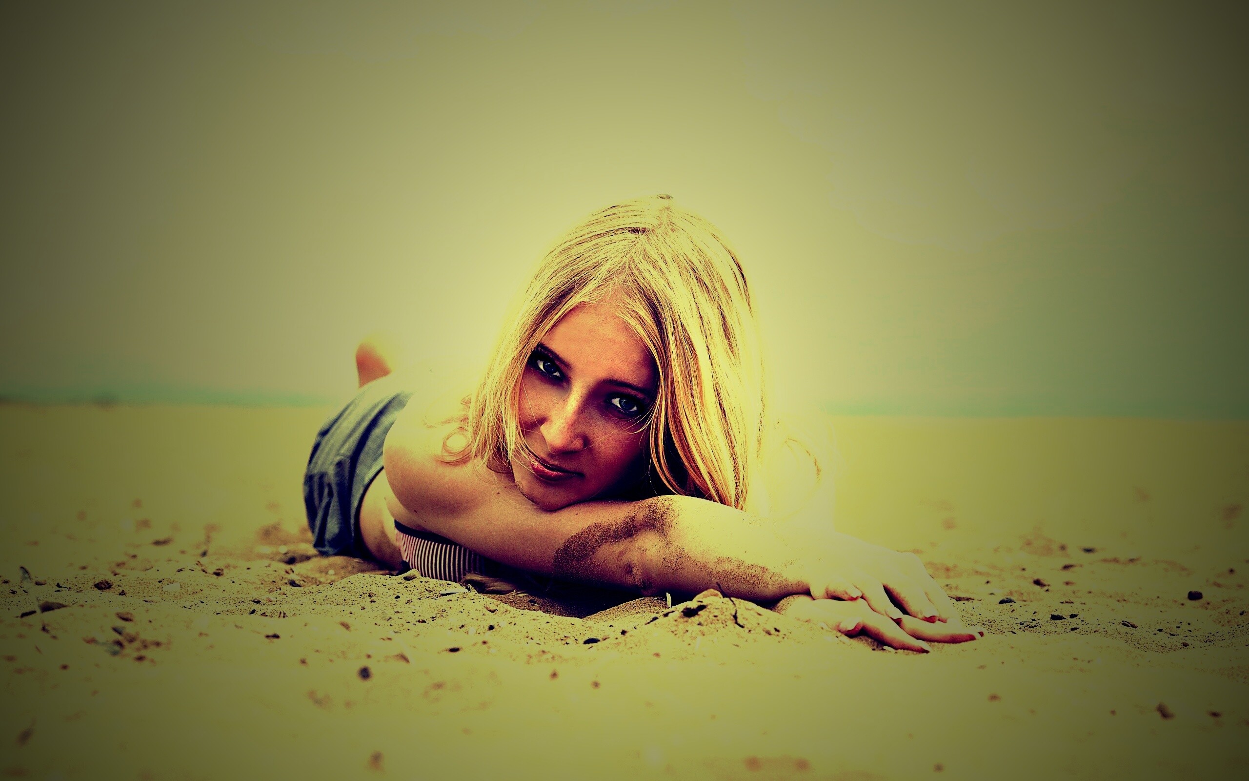Девушка на пляже обои