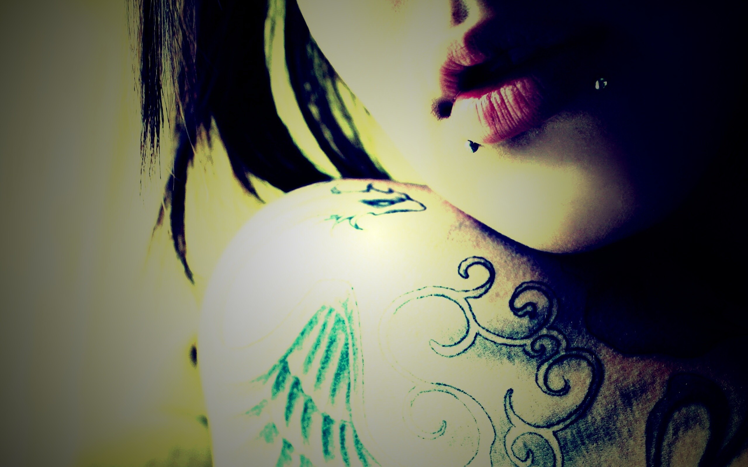 Плечо с татуировкой обои