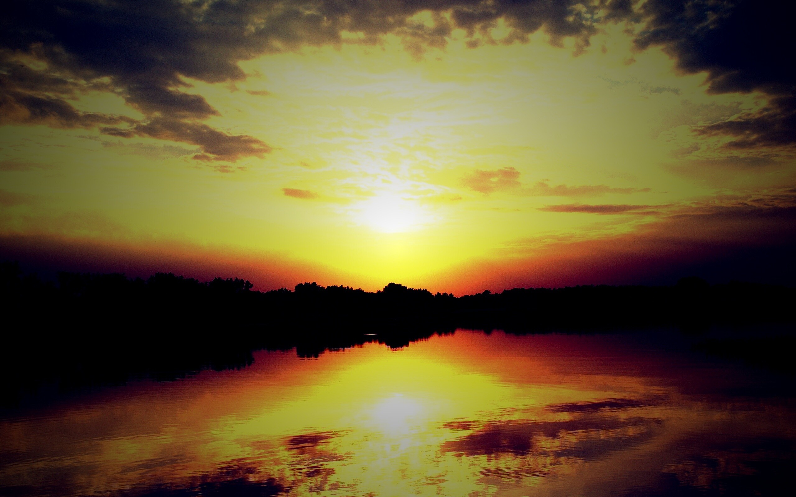 Закат отражается в озере обои