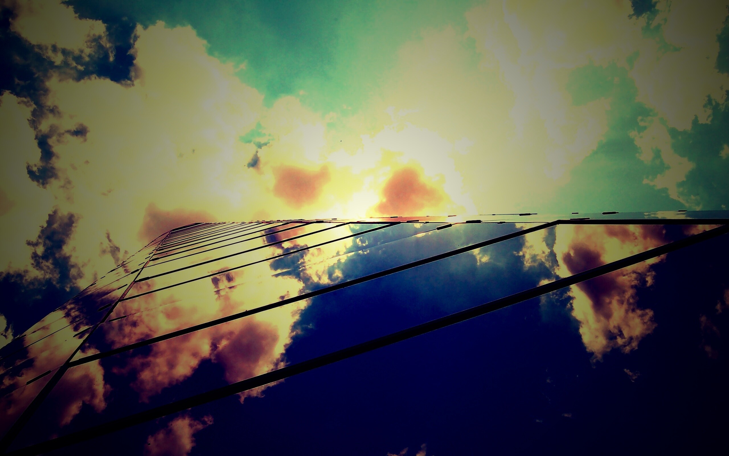 Стеклянный небоскреб уходящий в небо обои