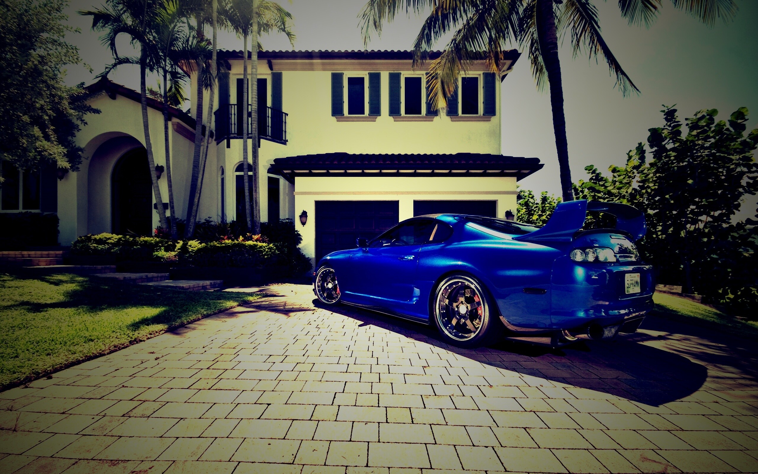 Синее авто у коттеджа обои