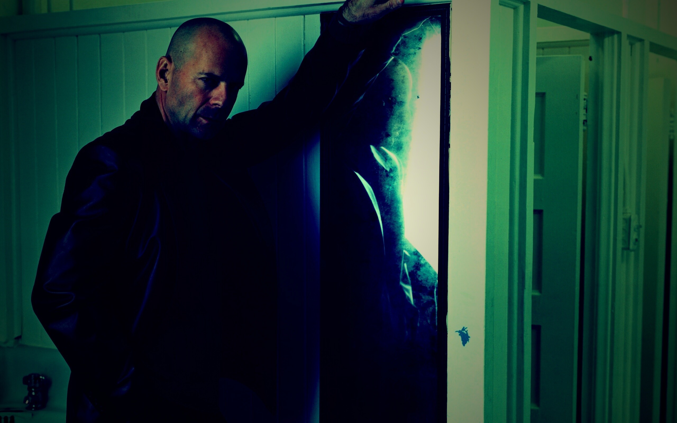 Брюс Уиллис у зеркала обои