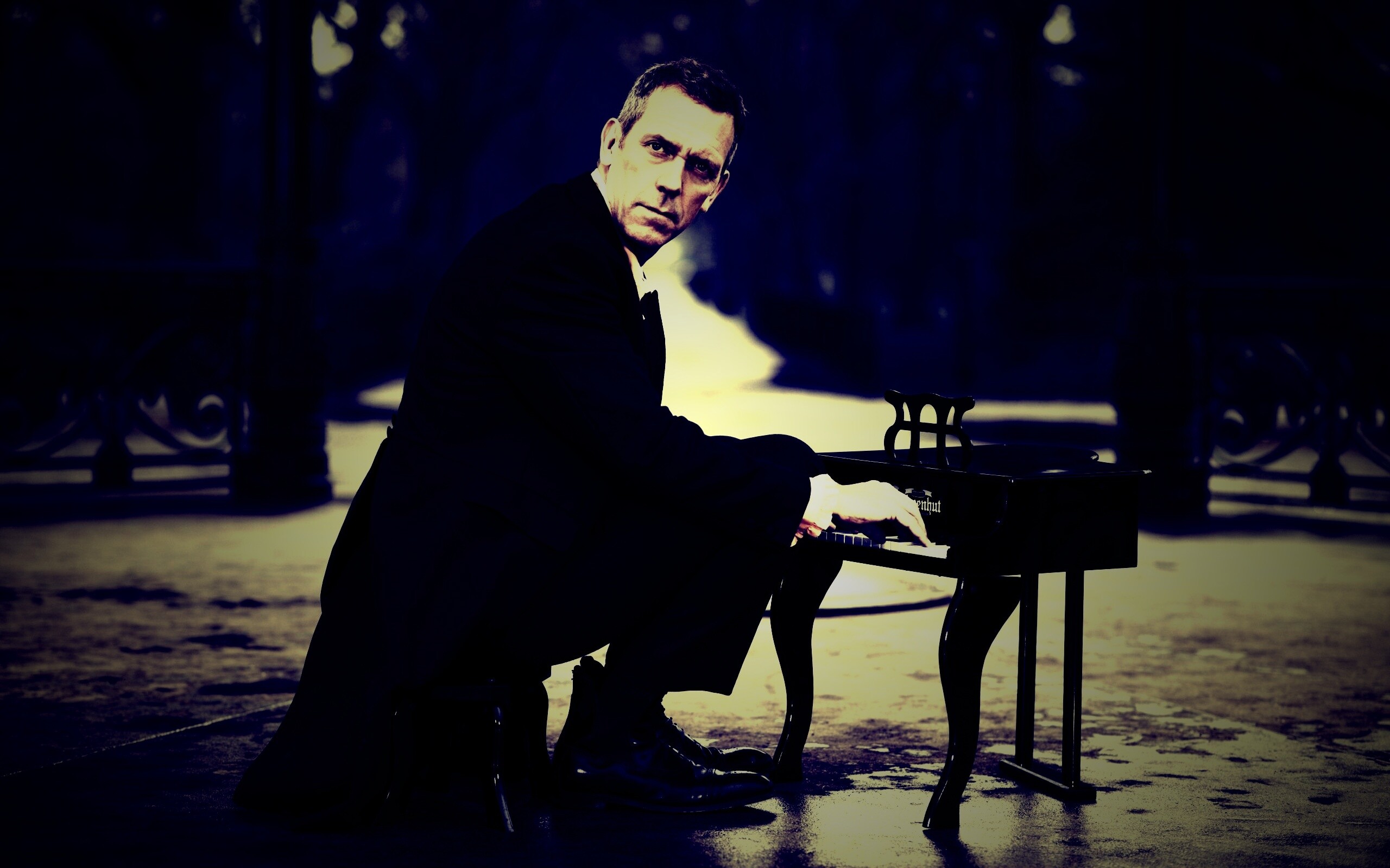 Хью Лори за маленьким роялем обои