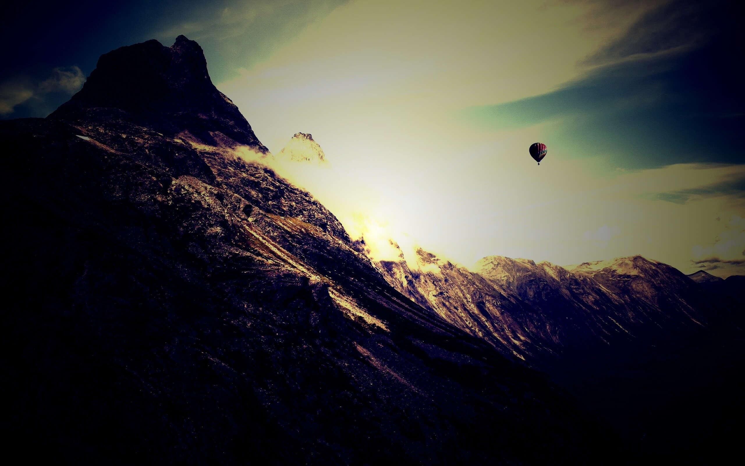 Воздушный шар в горах обои