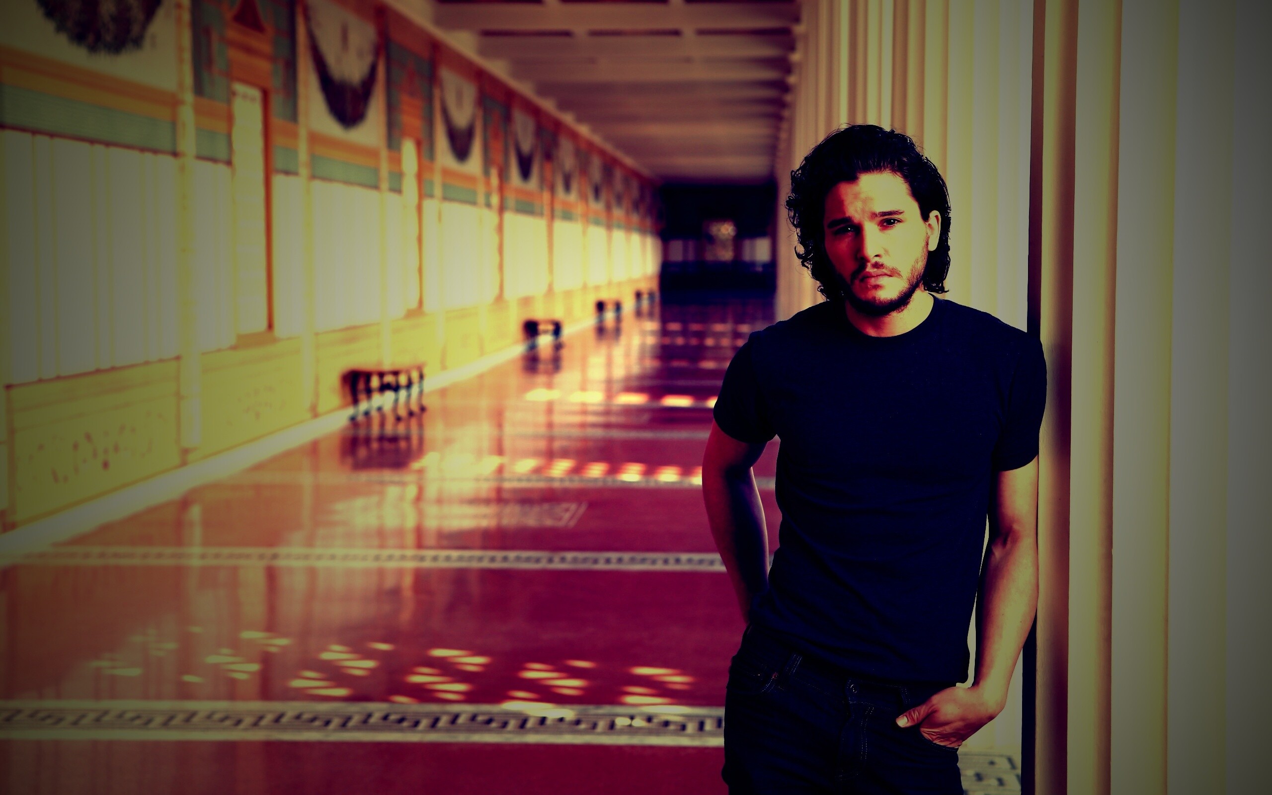 Кит Харингтон у колонны обои