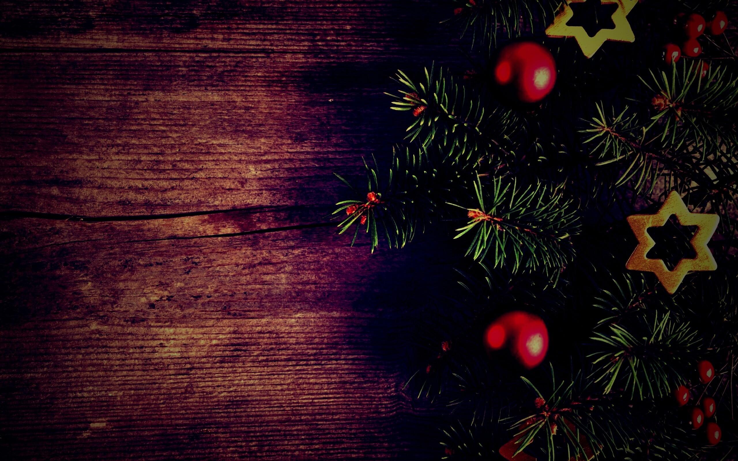 Новогодние игрушки на еловой ветке обои