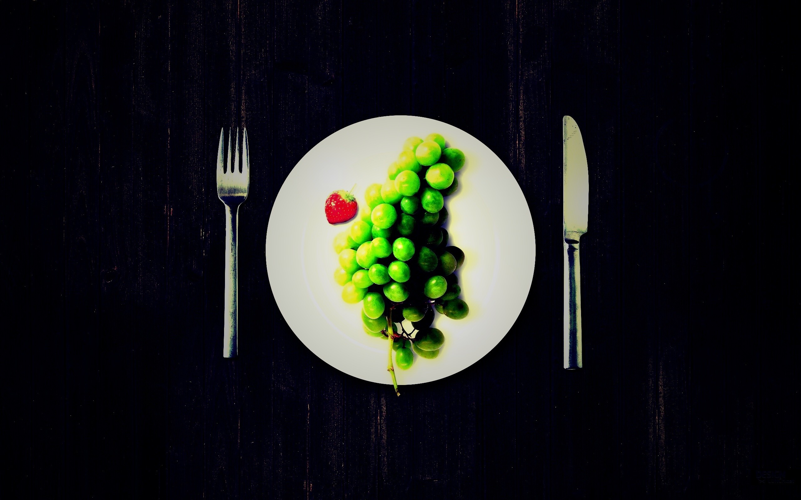 Виноград с клубникой обои