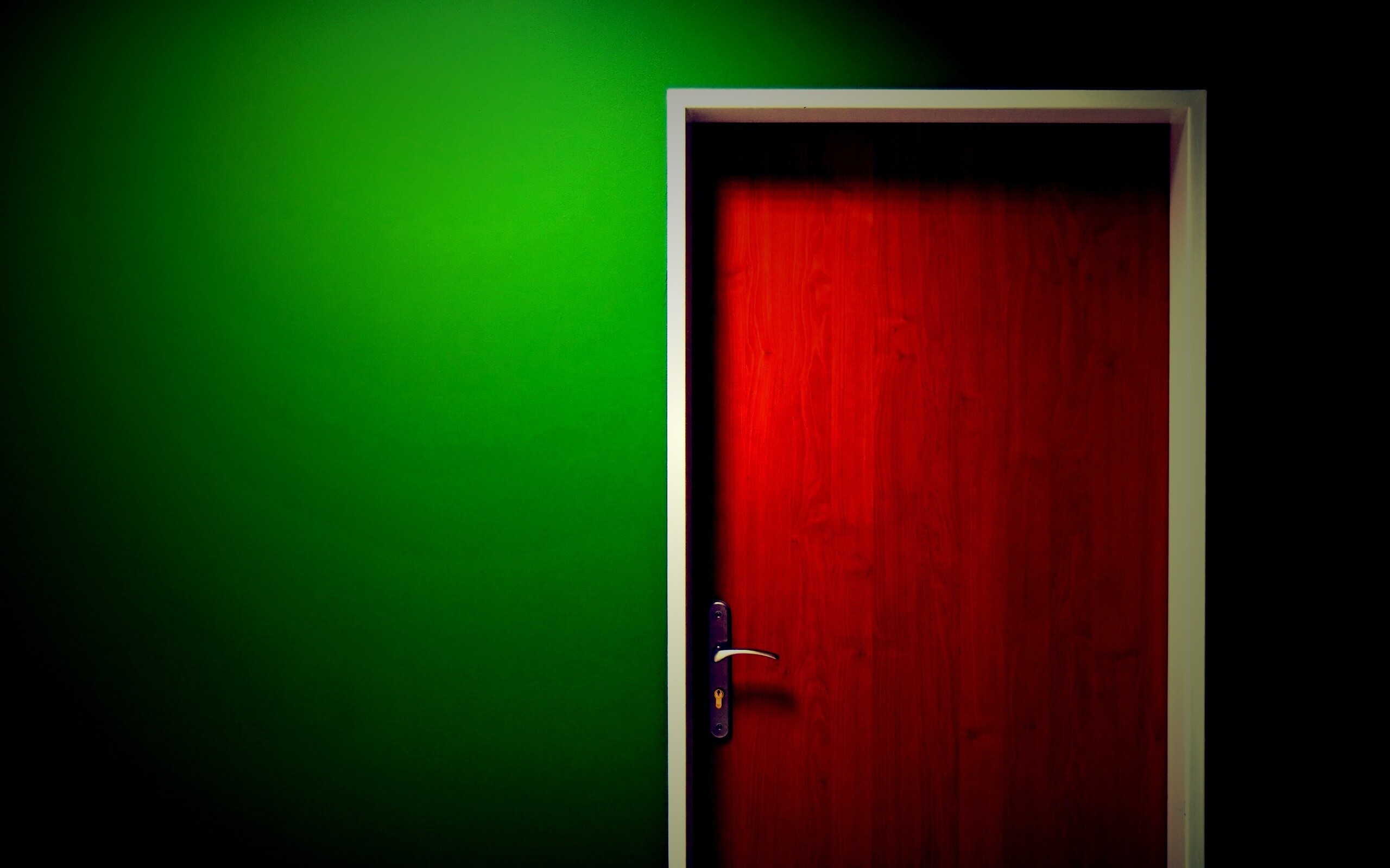 Дверь в стене обои