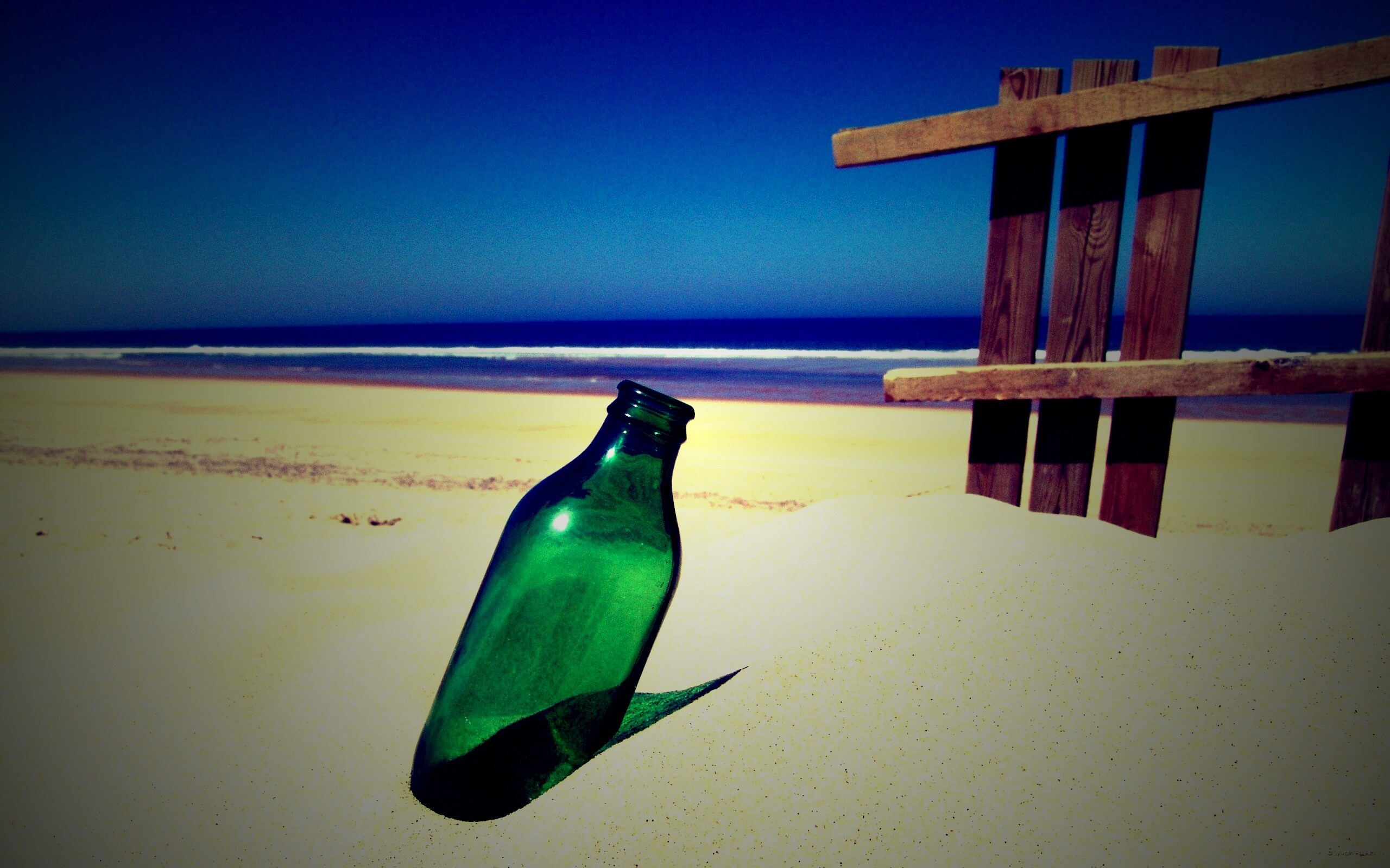 Бутылка на пляже обои