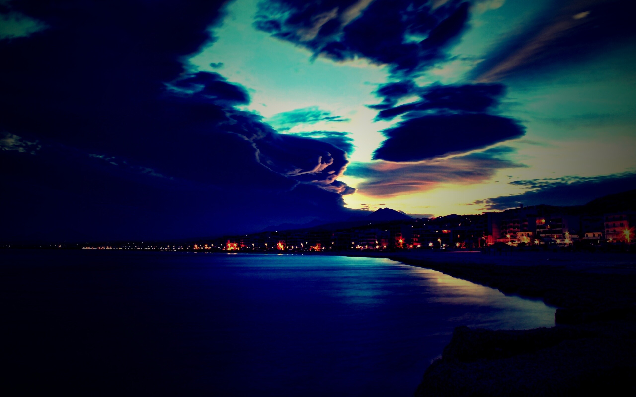 Красивый закат над городом у моря обои