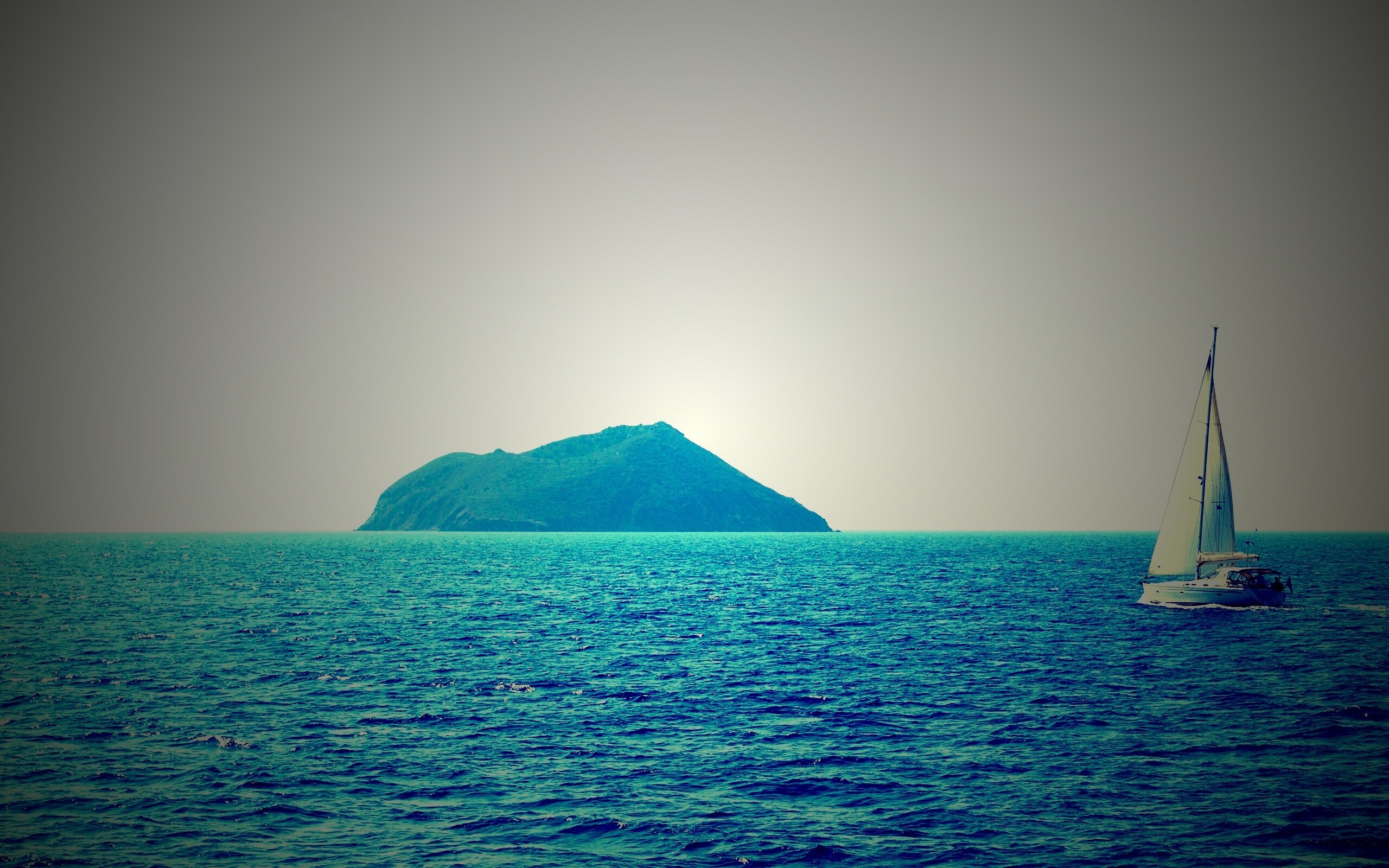 Яхта в море обои