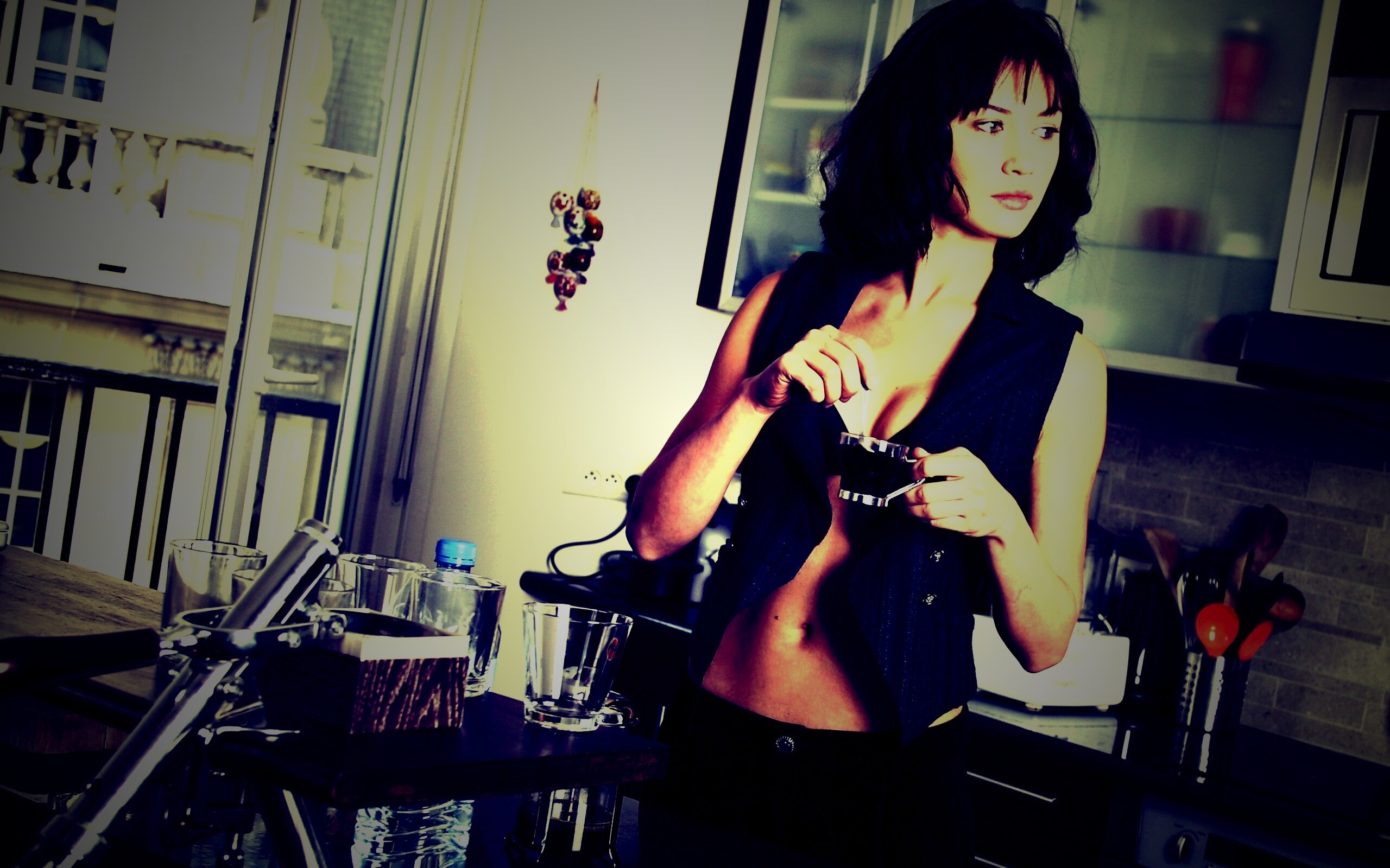 Ольга Куриленко пьет кофе обои