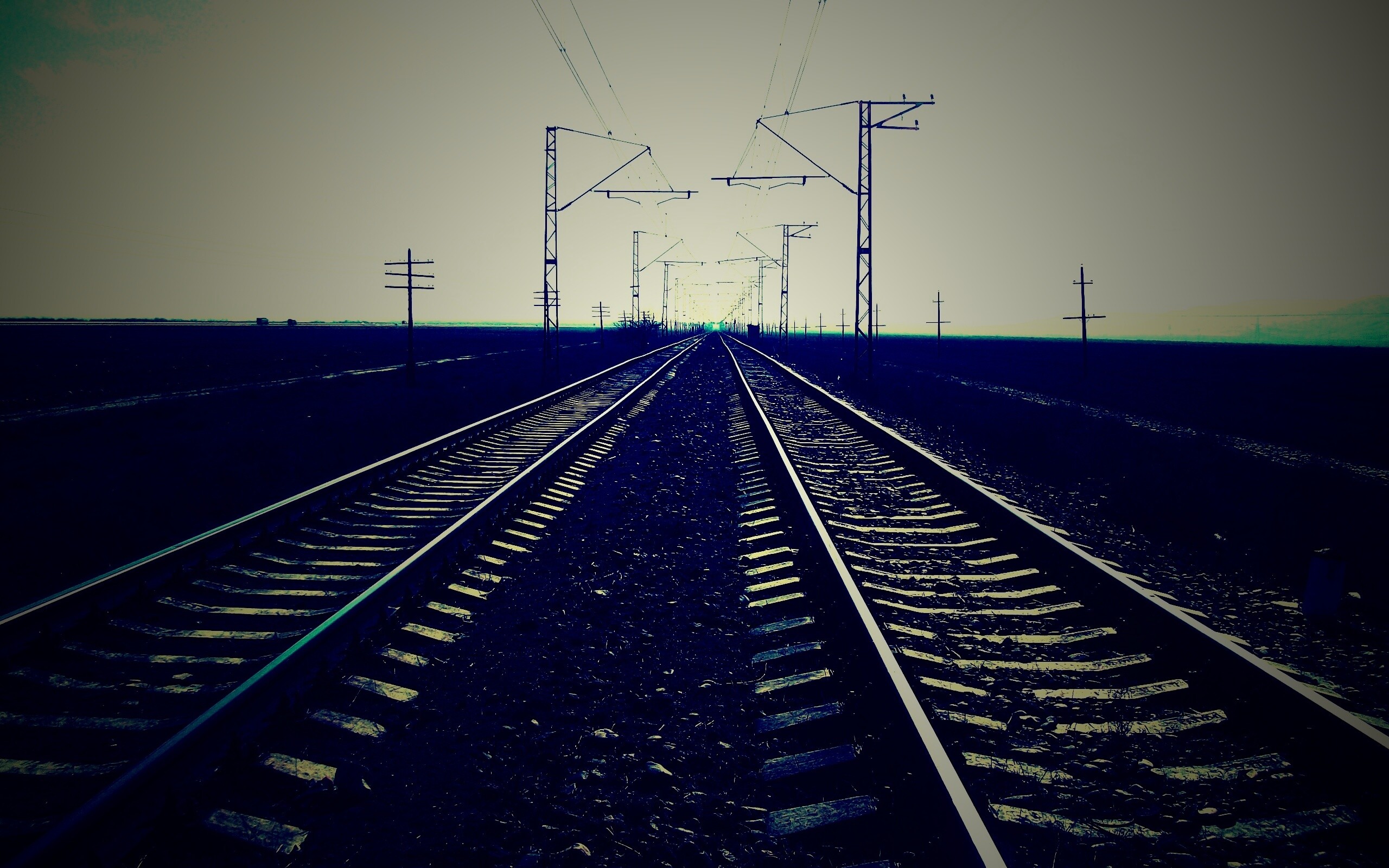 Железная дорога уходит вдаль обои