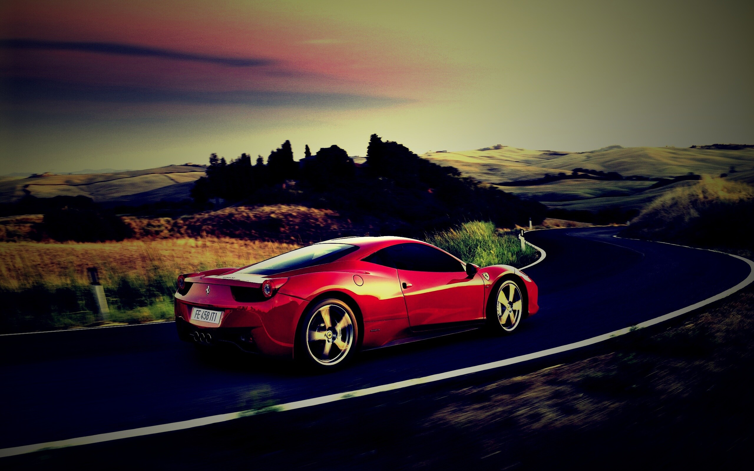 Красная феррари на извилистой дороге обои