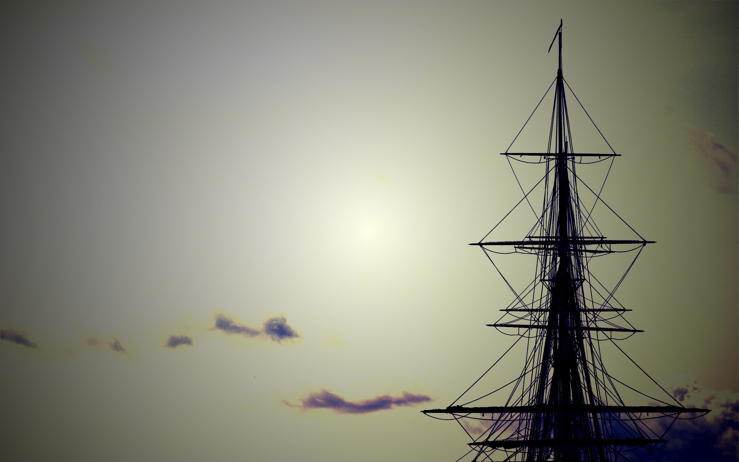 Мачта корабля на фоне неба обои