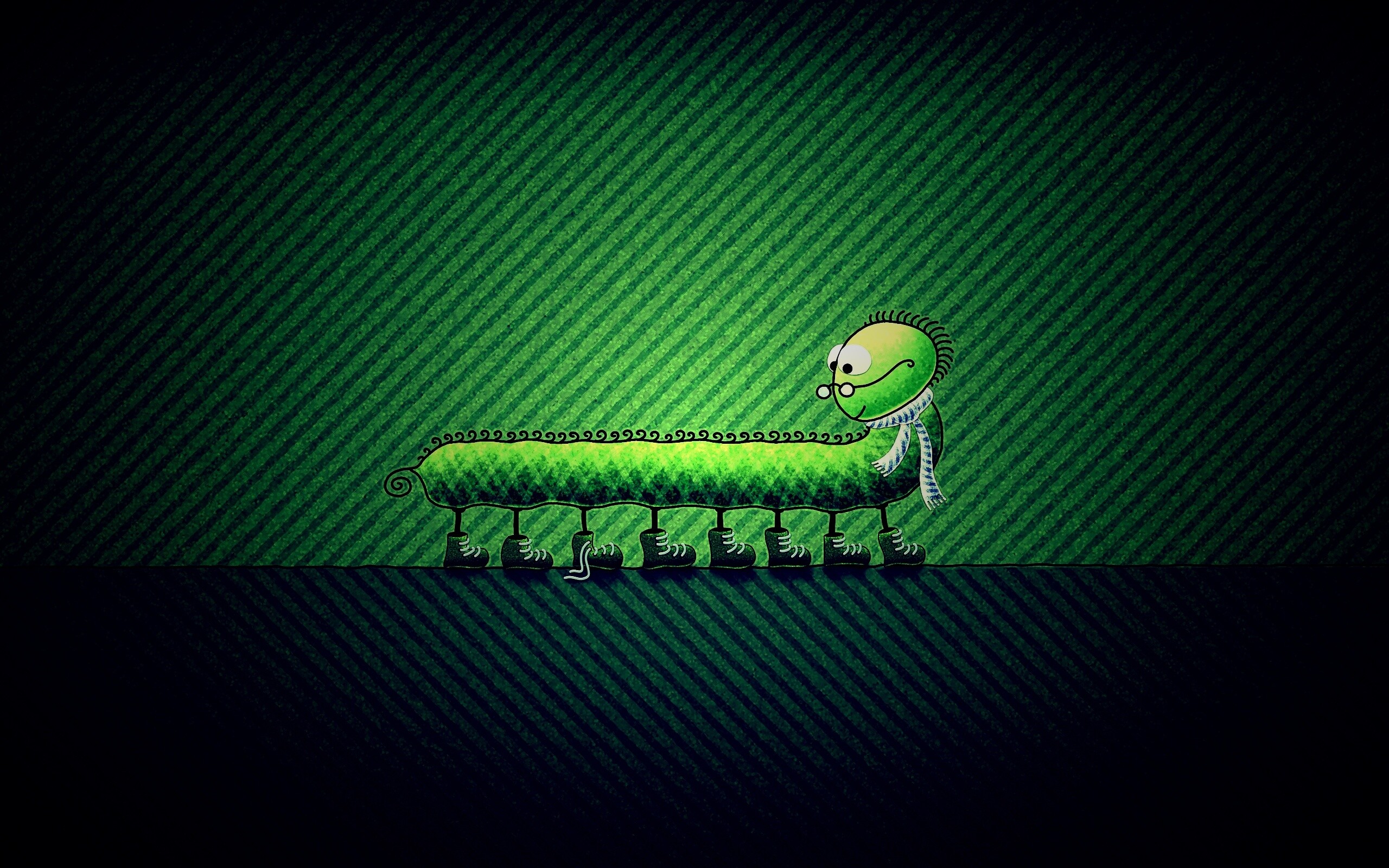 Гусеница в ботинках обои