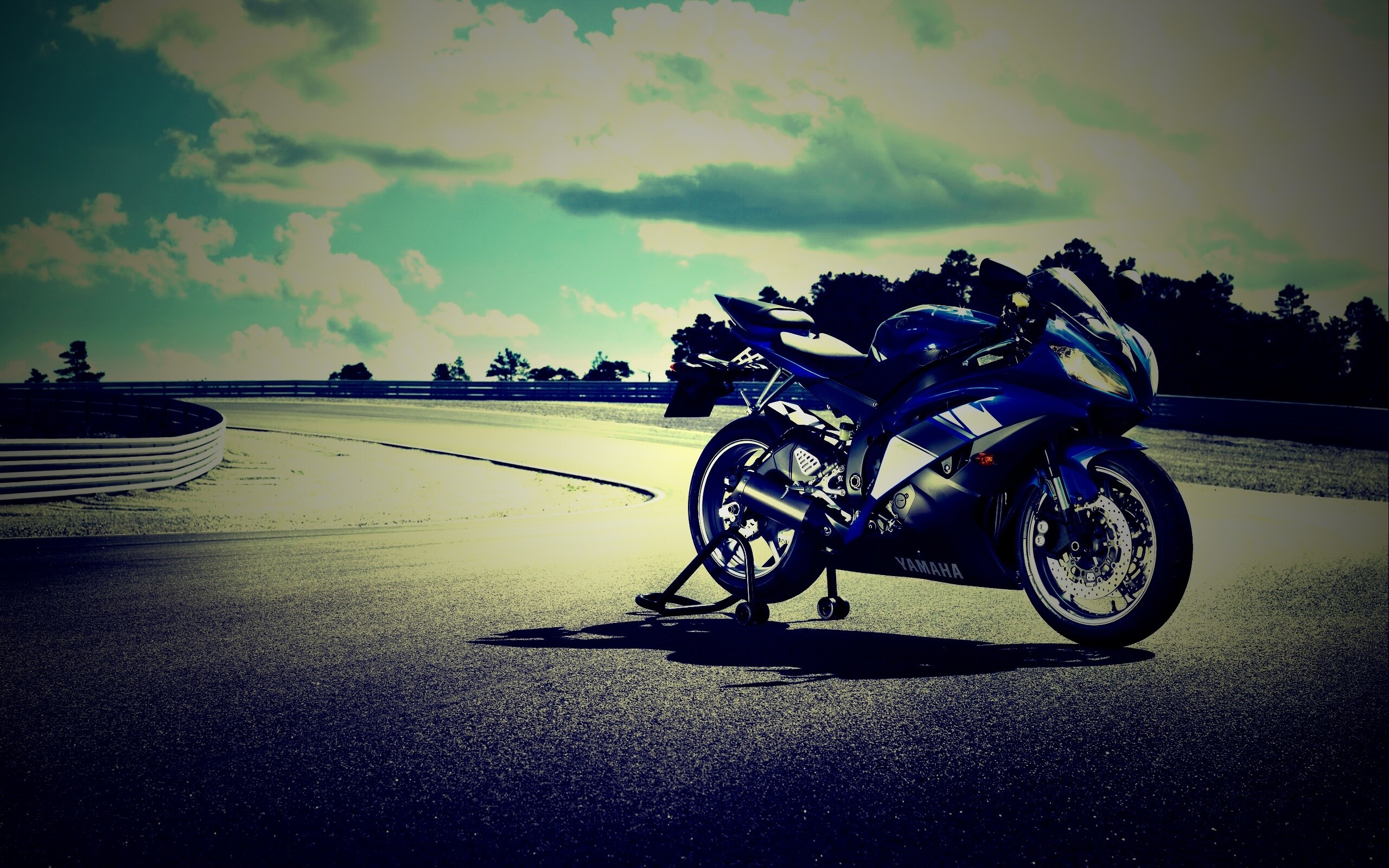 Yamaha R6 на трассе обои