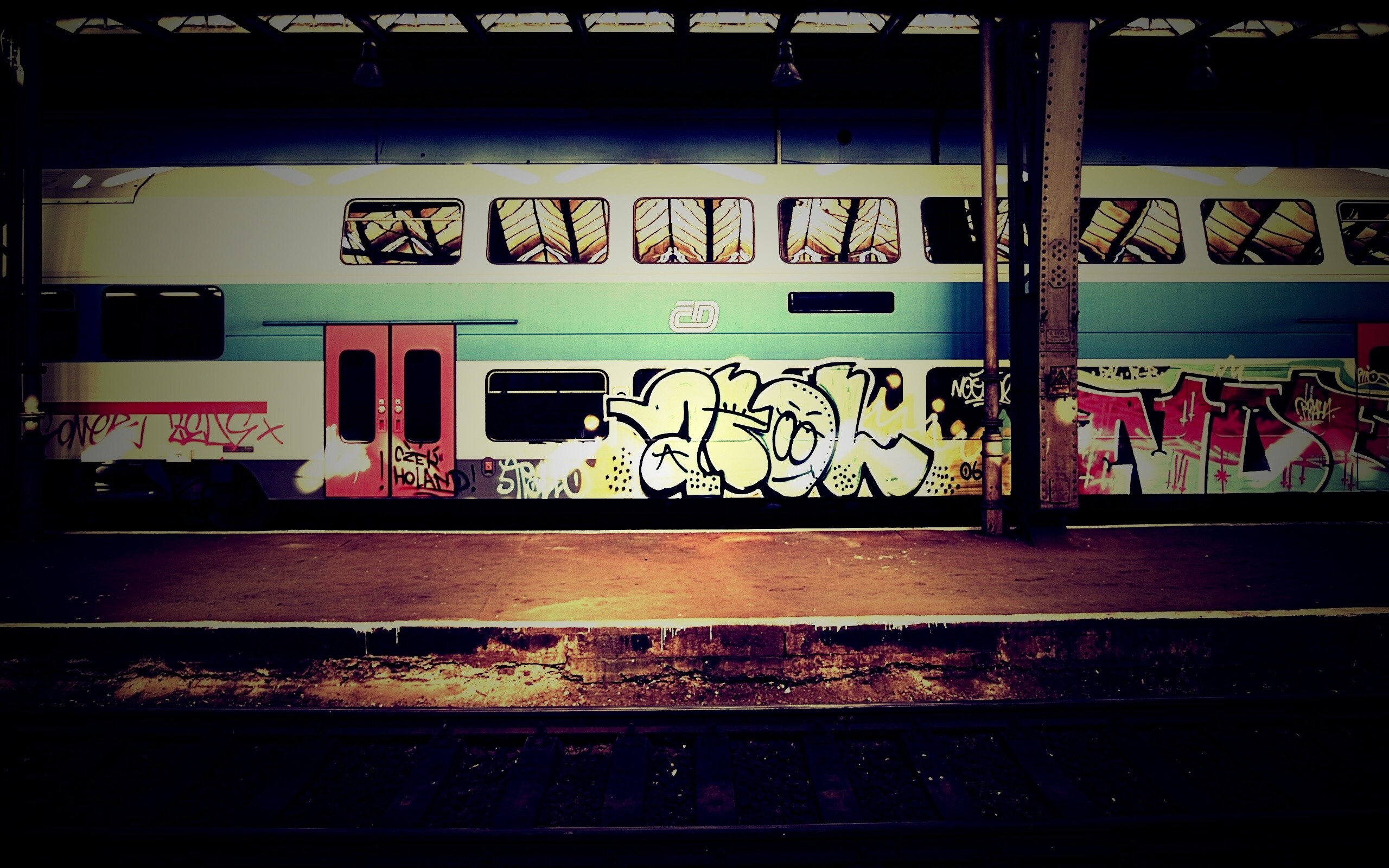 Изрисованный вагон метро обои