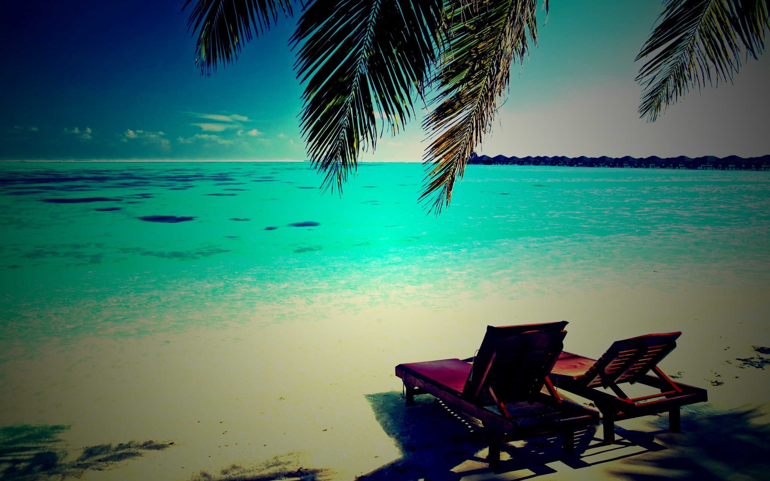 Шезлонги у самой воды обои