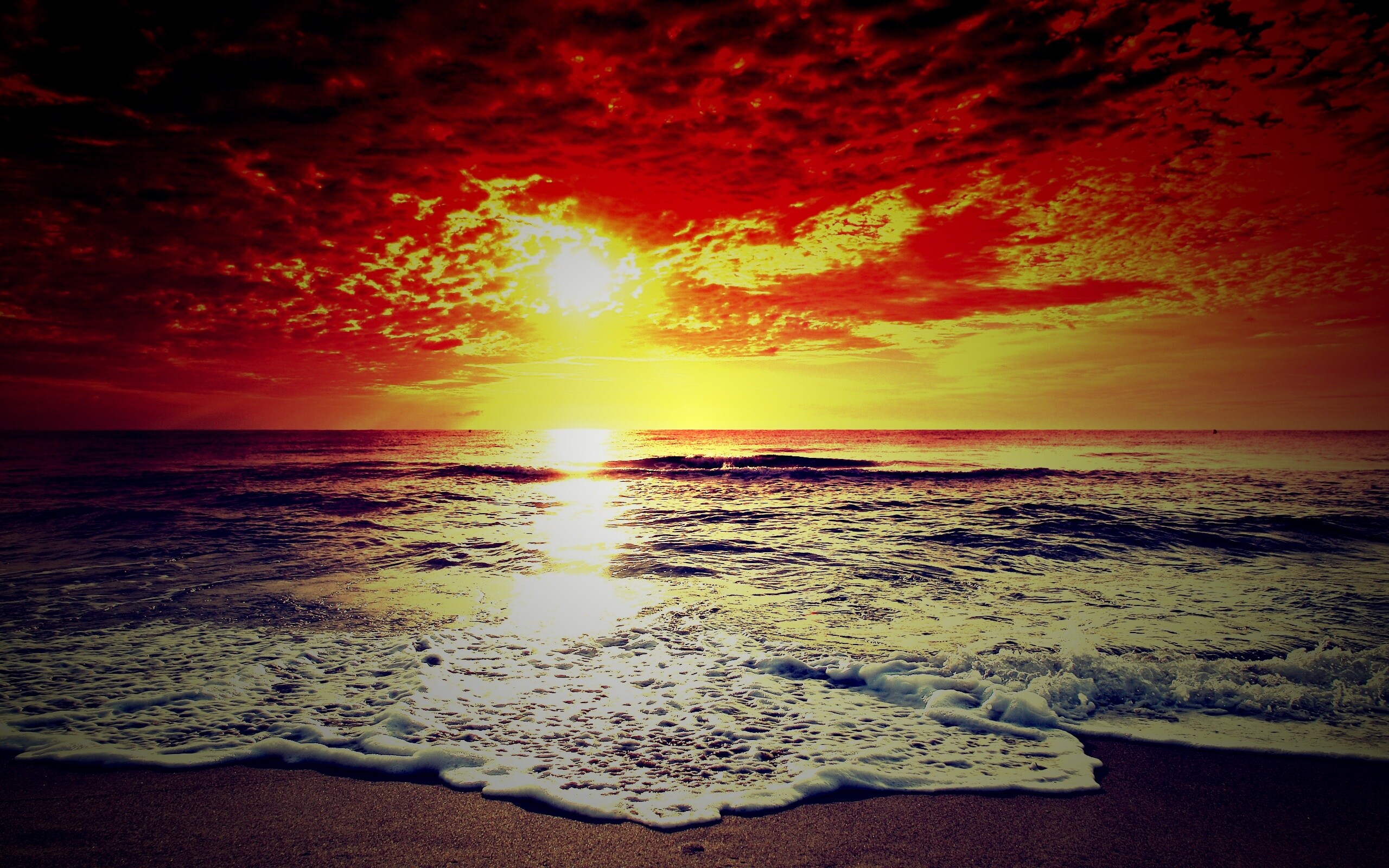 Берег моря в лучах заката обои