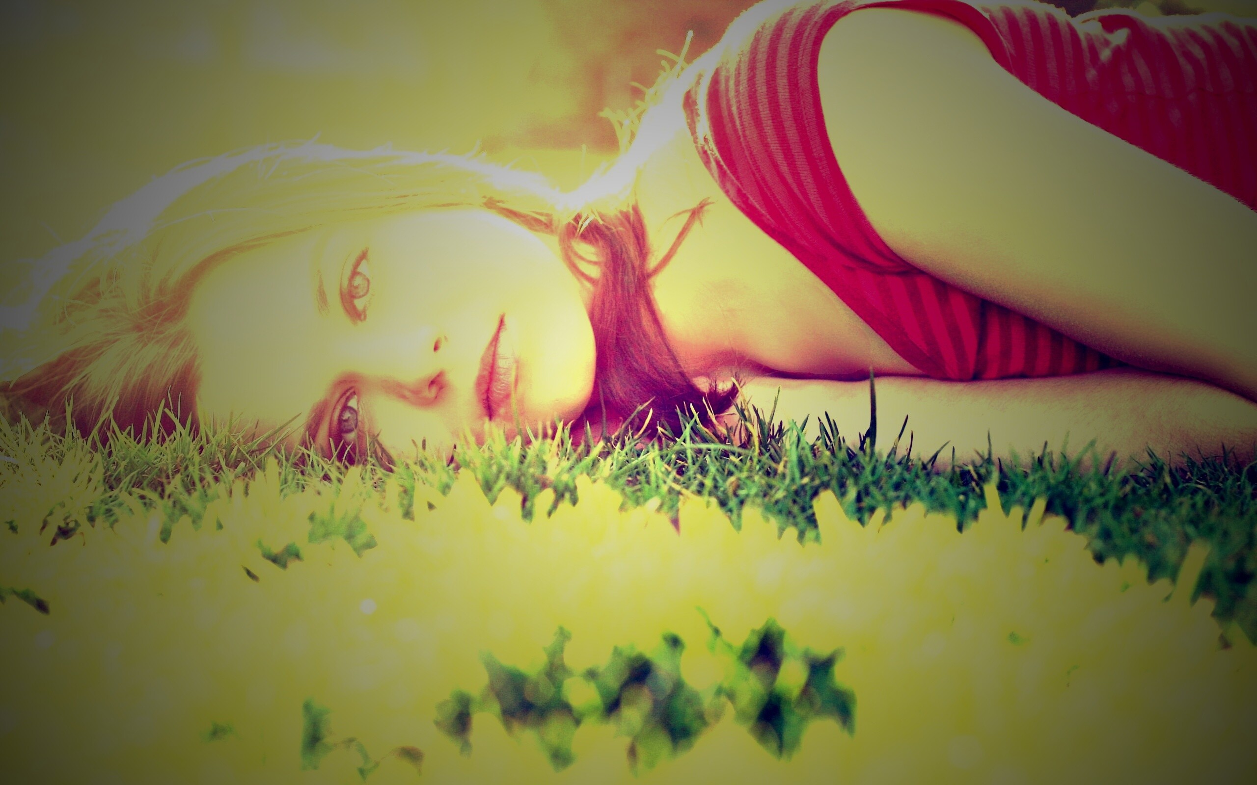 Девушка на траве обои
