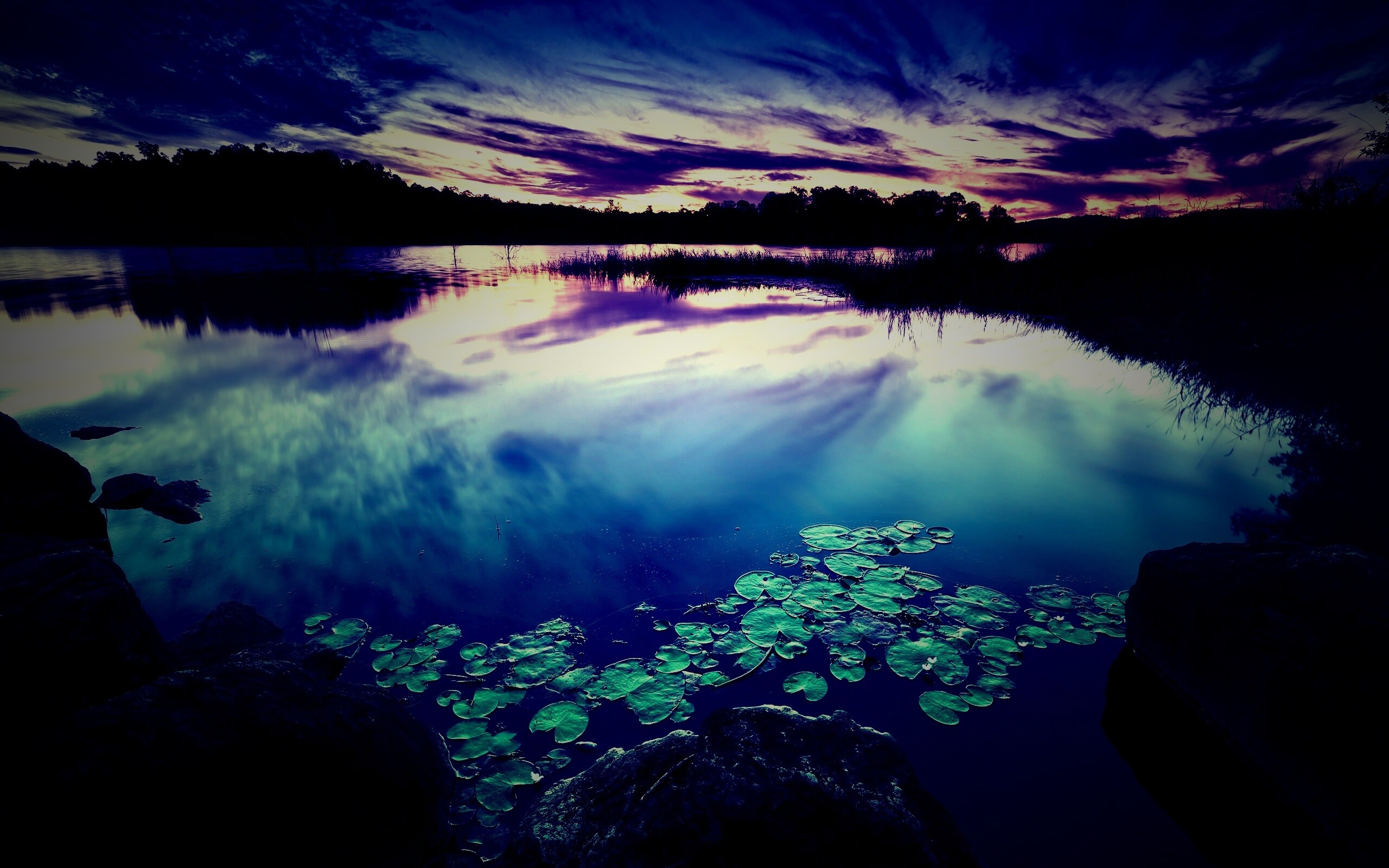 Озеро поздним вечером обои