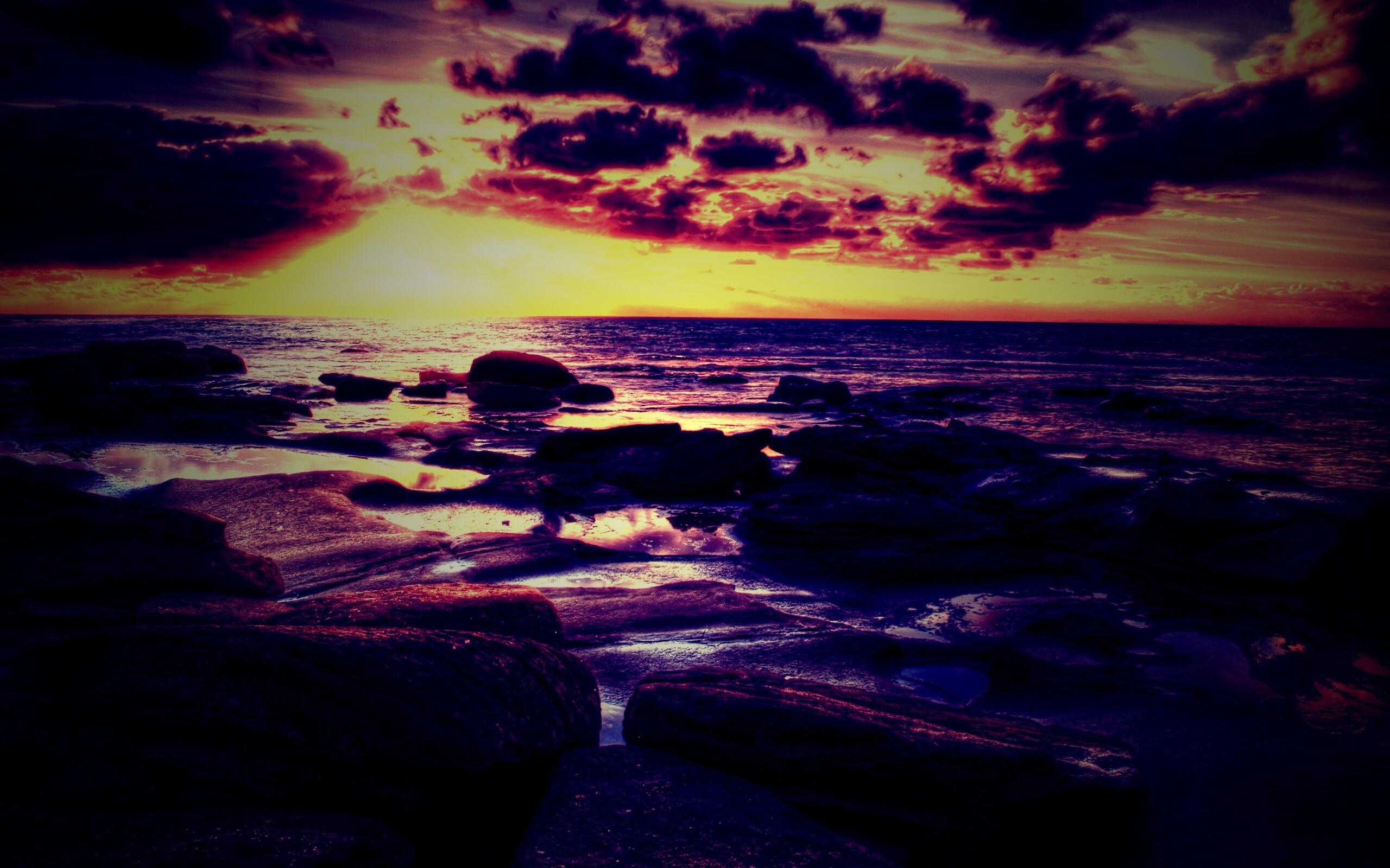 Каменистый берег на закате обои