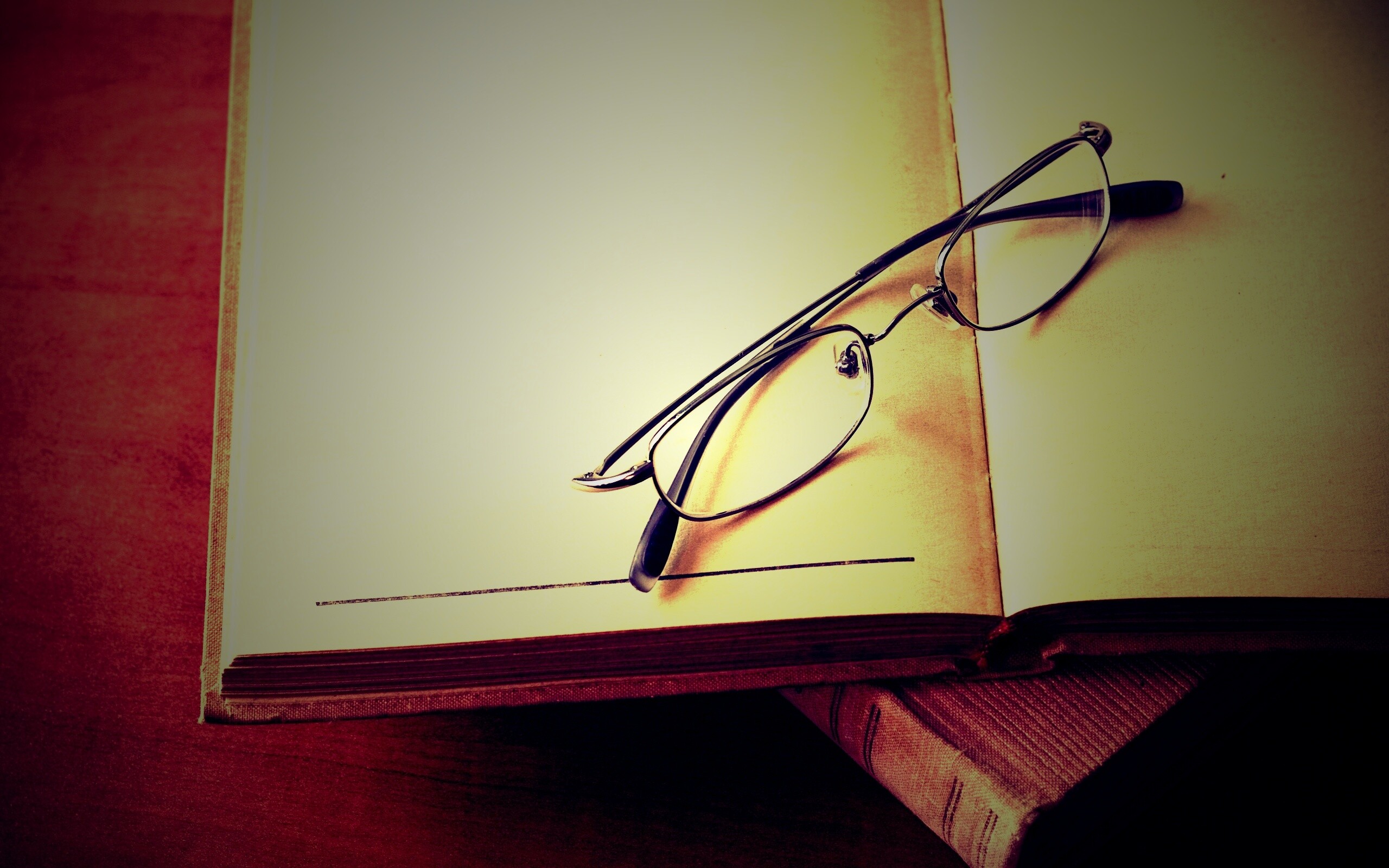 Очки и блокнот обои