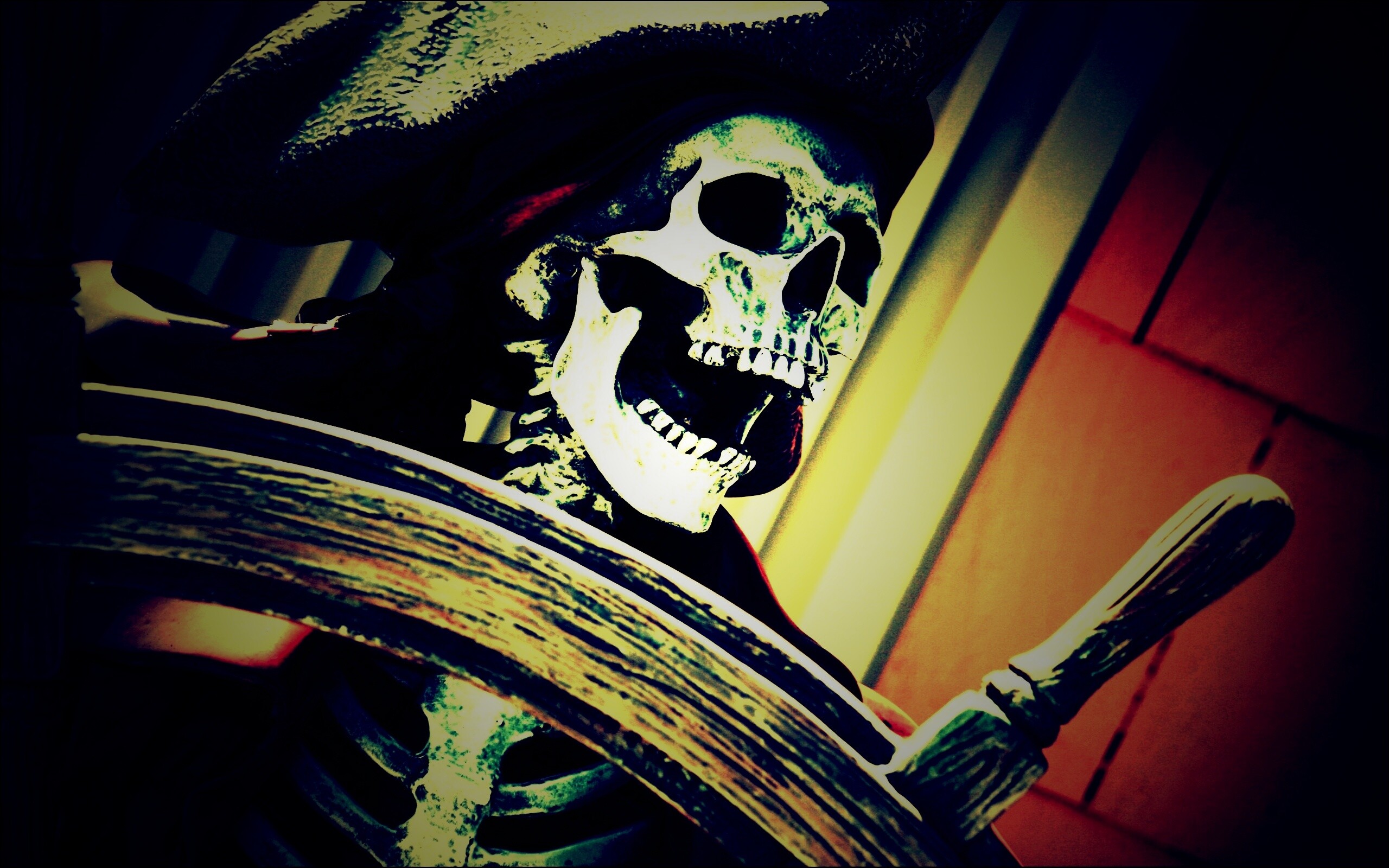 Скелет пирата за штурвалом обои