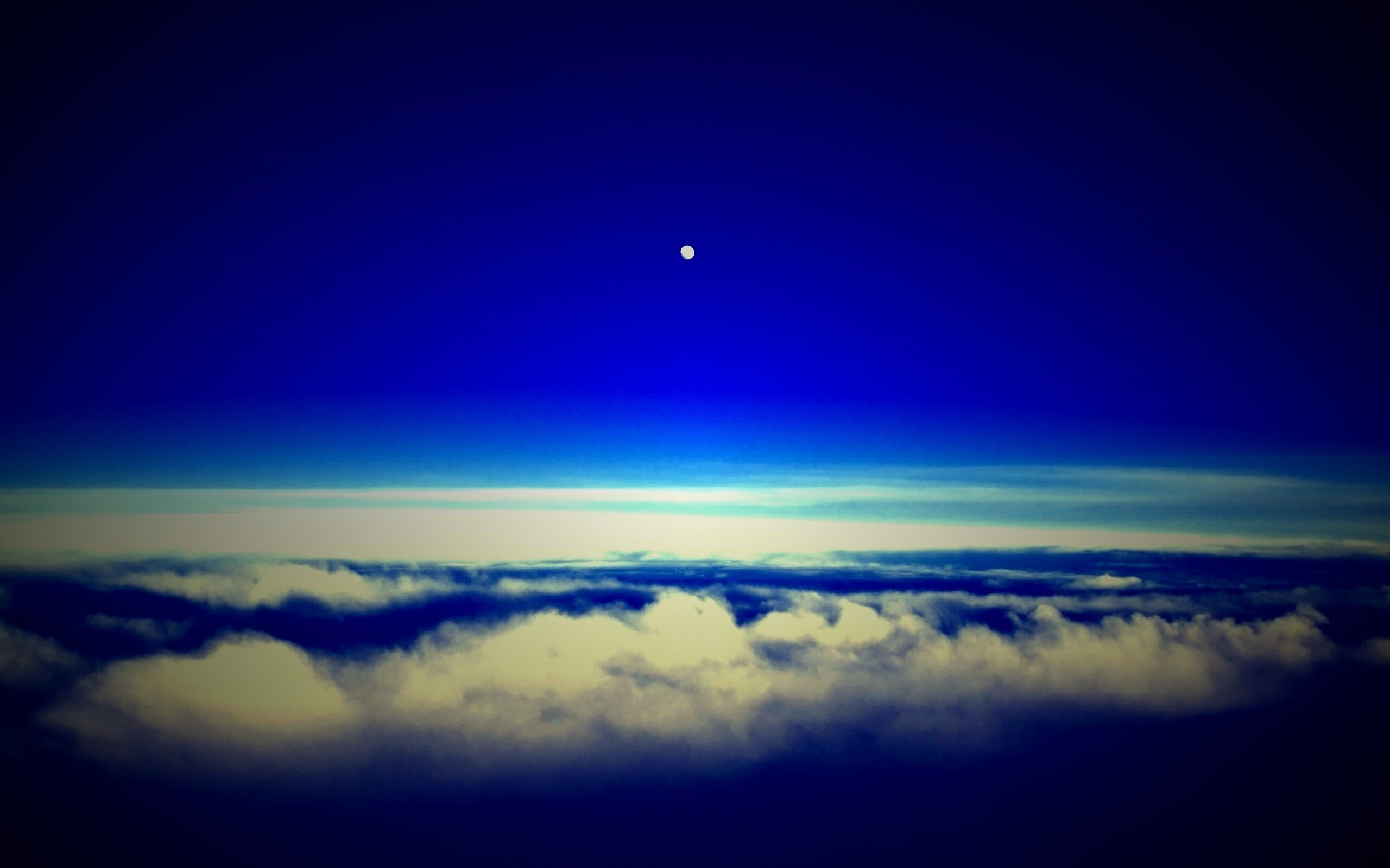 Одинокая луна над облаками обои