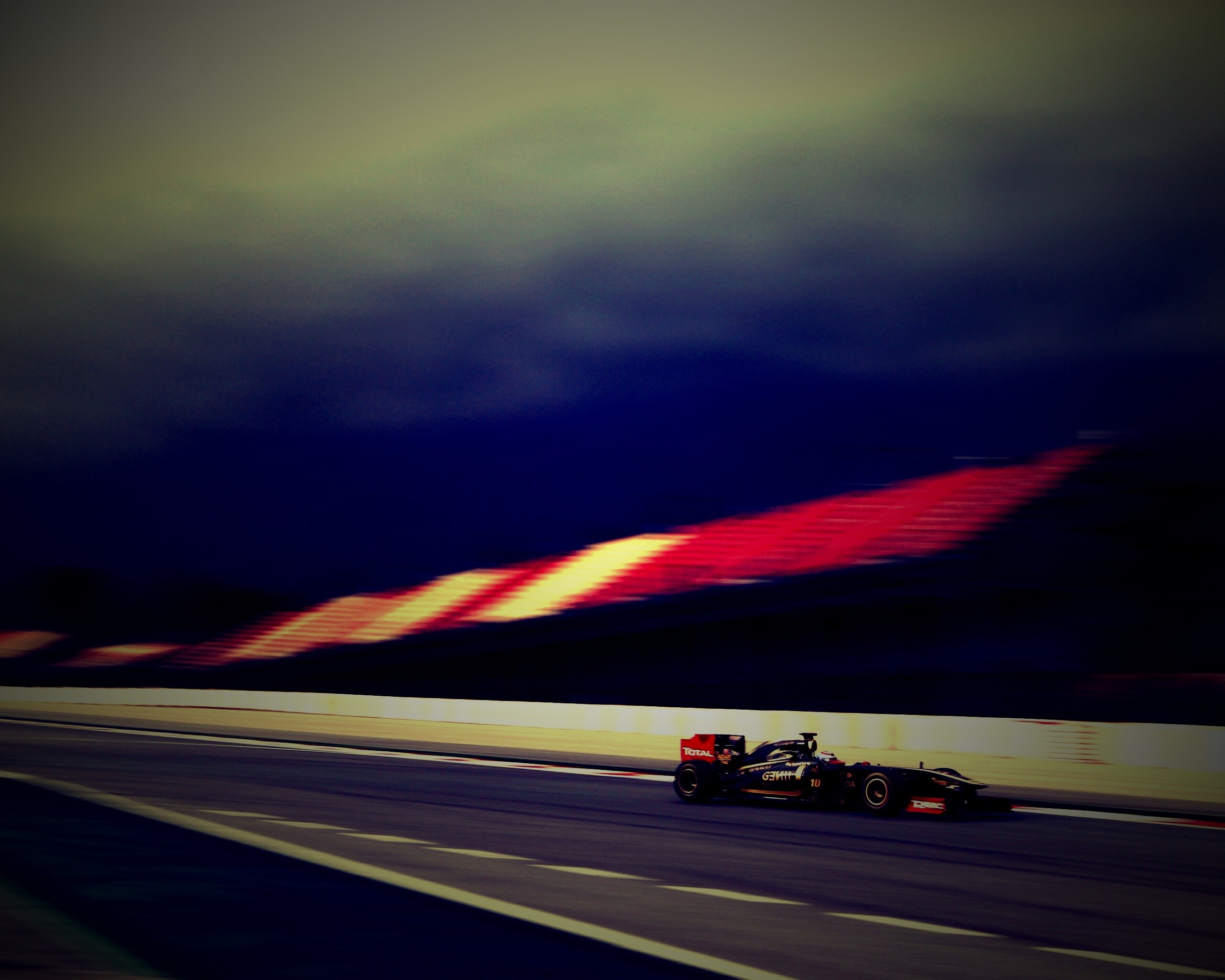 Болид на треке обои