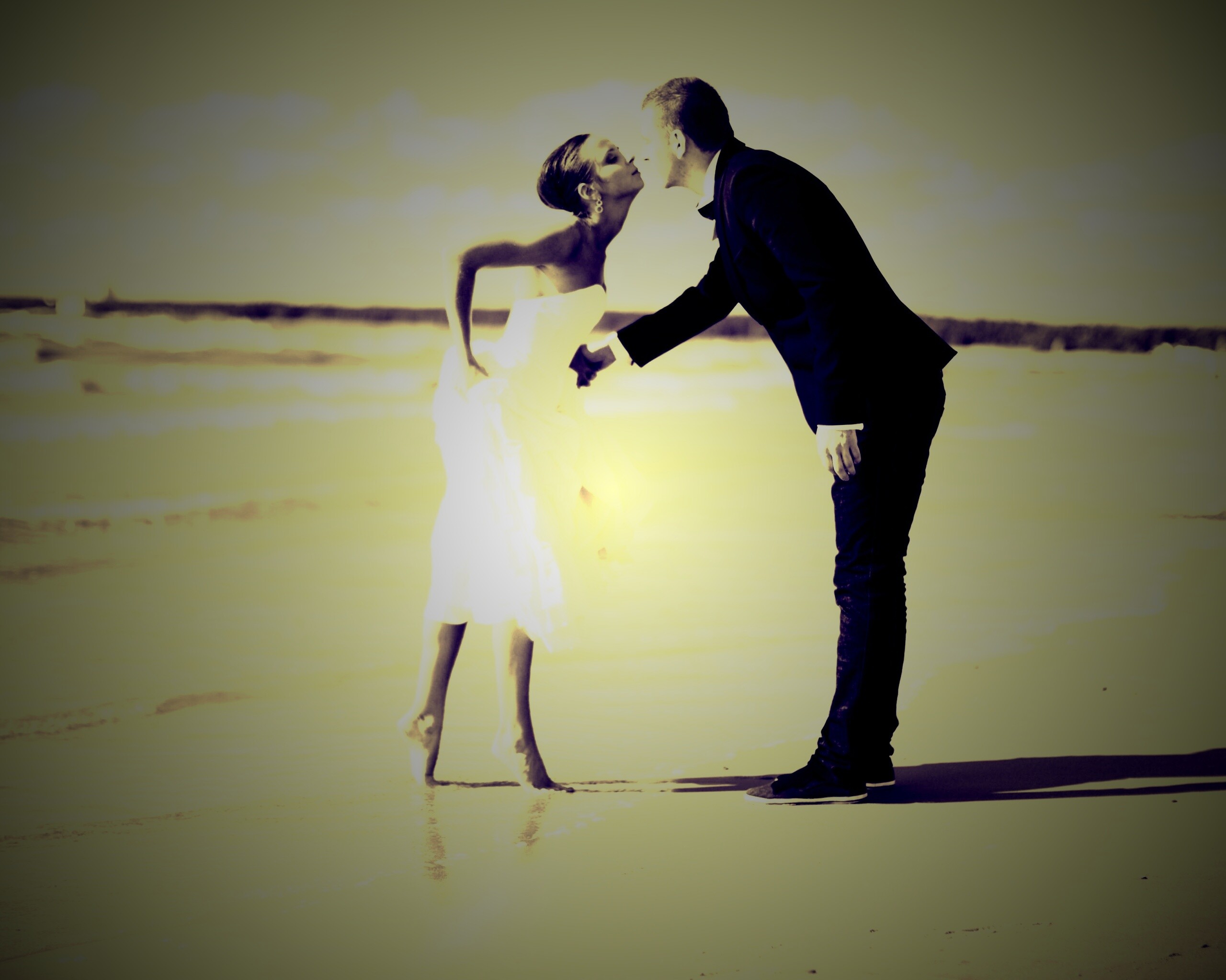 Поцелуй на пляже обои