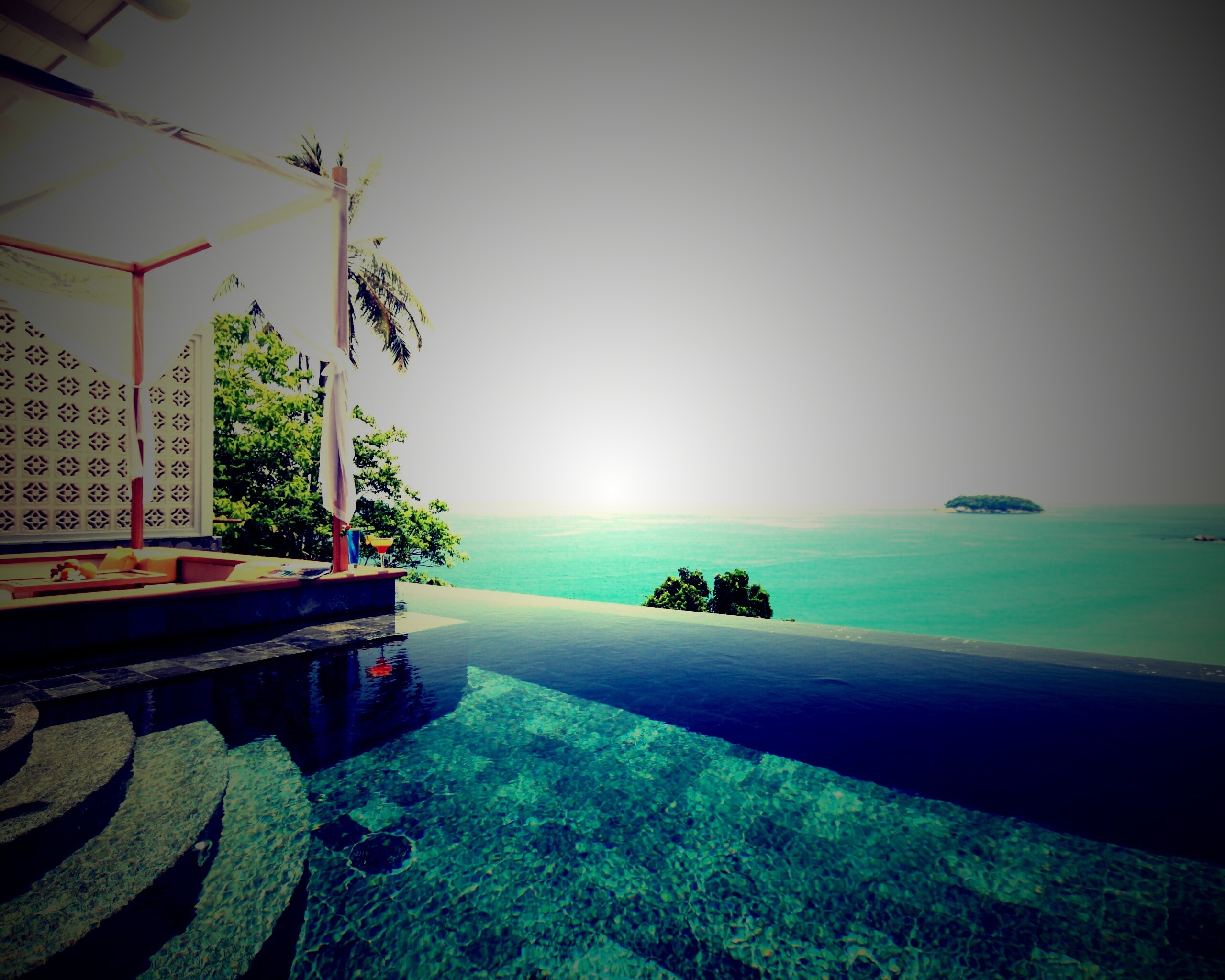 Бассейн на берегу моря обои