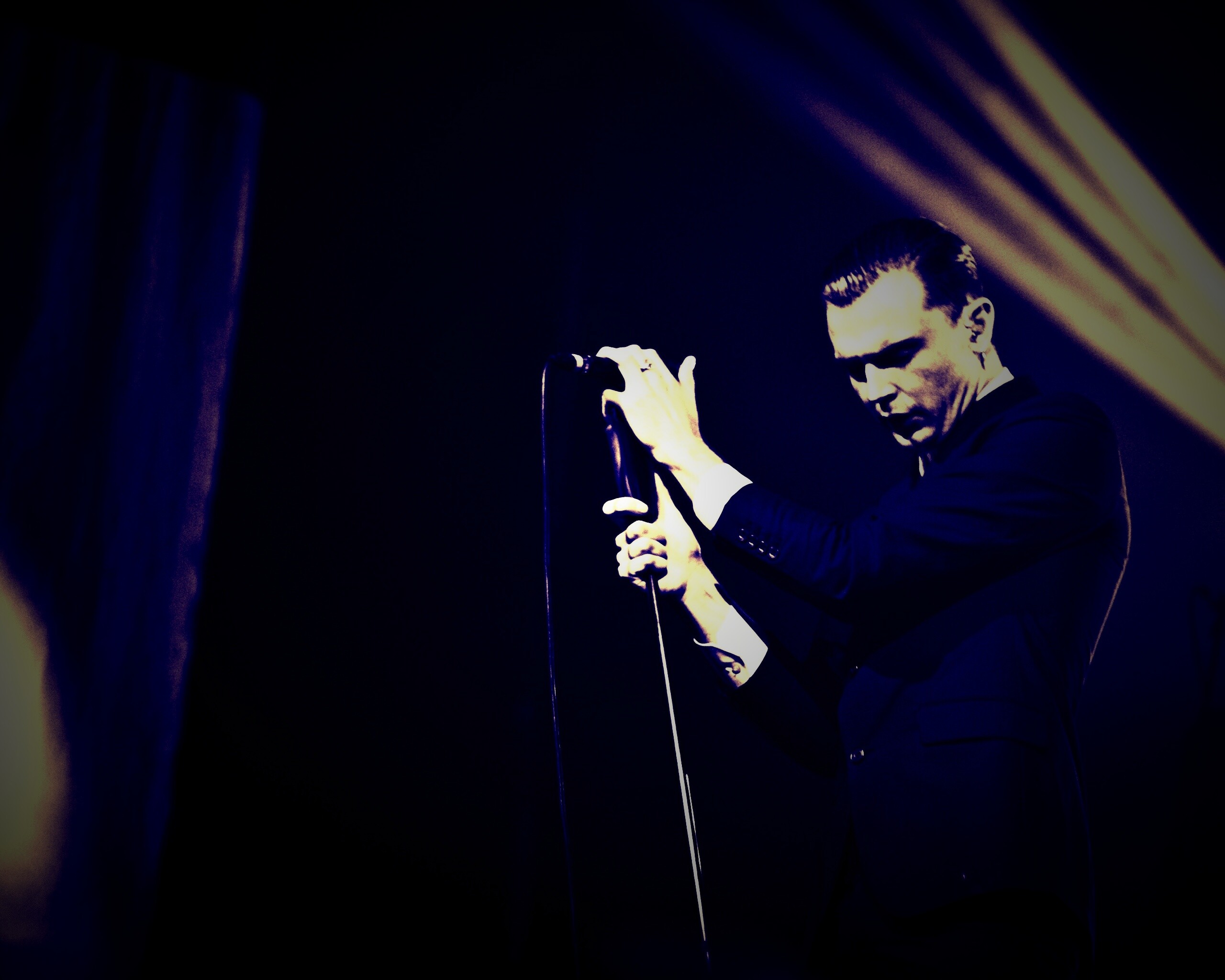 Тео Хатчкрафт на сцене обои