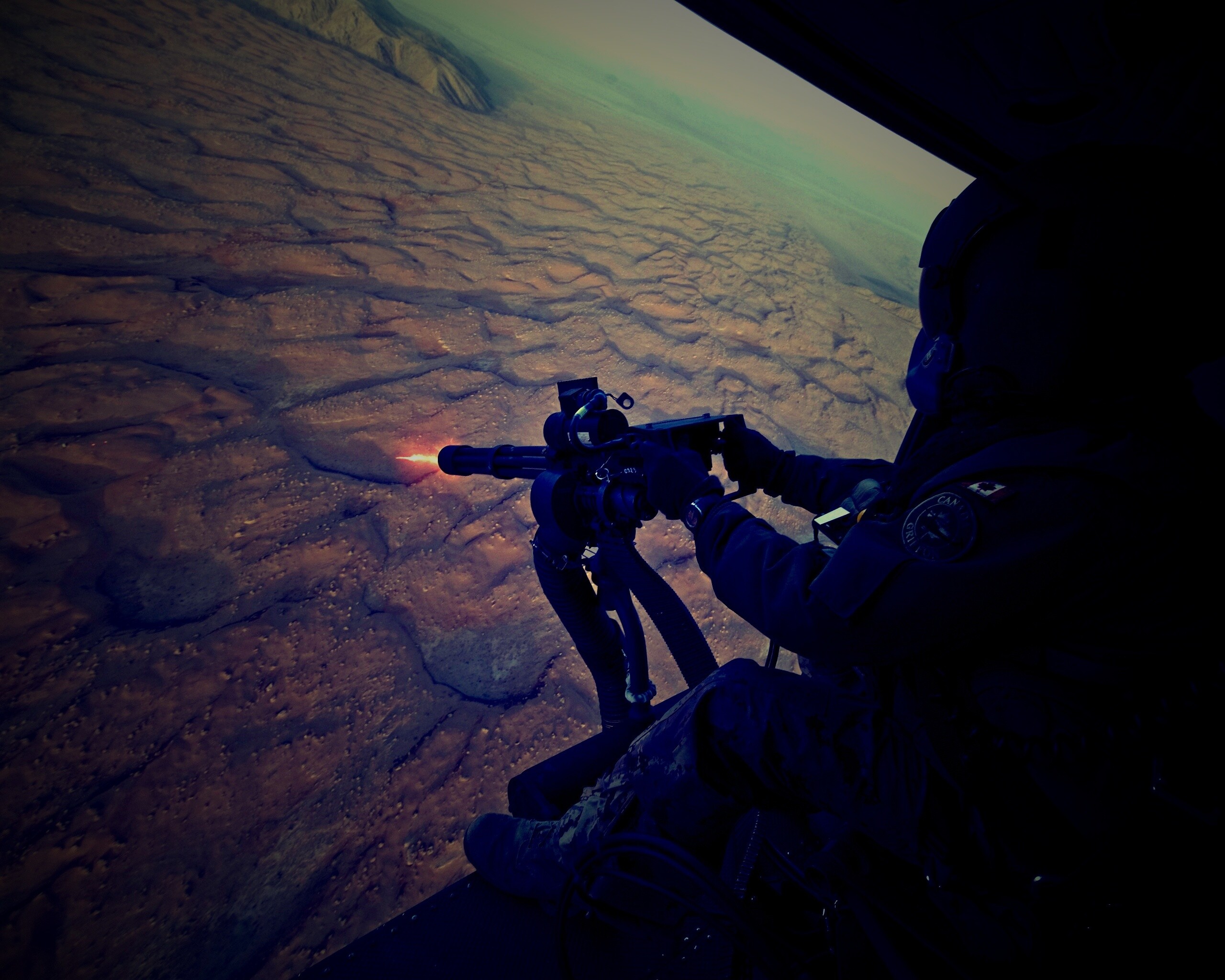 Обстрел с борта вертолета обои