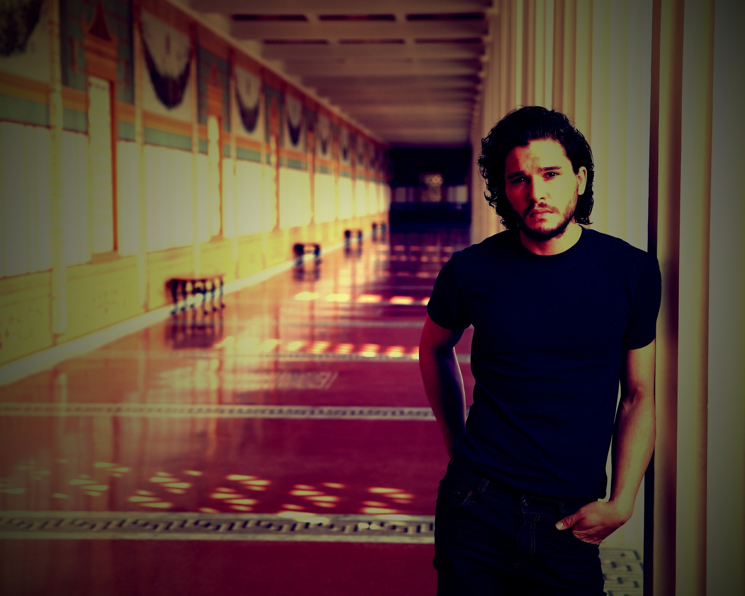 Кит Харингтон у колонны обои