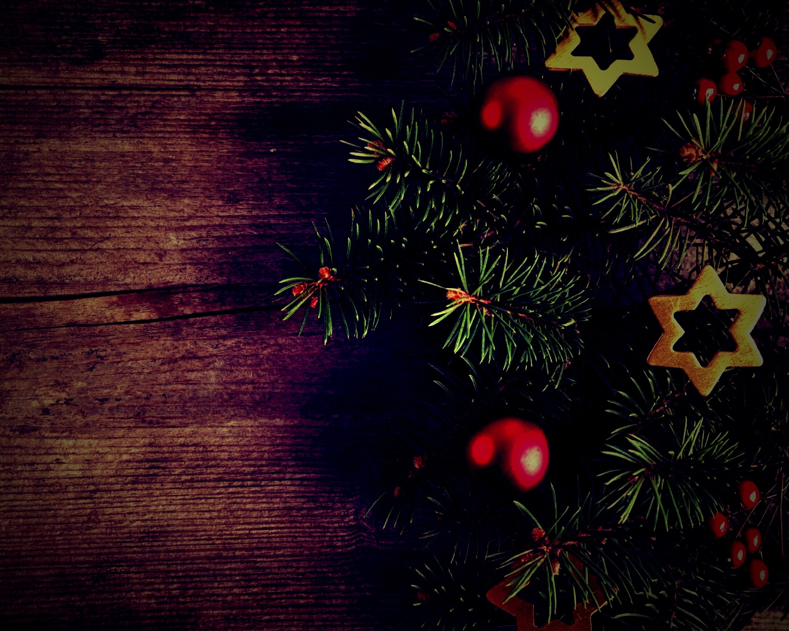 Новогодние игрушки на еловой ветке обои