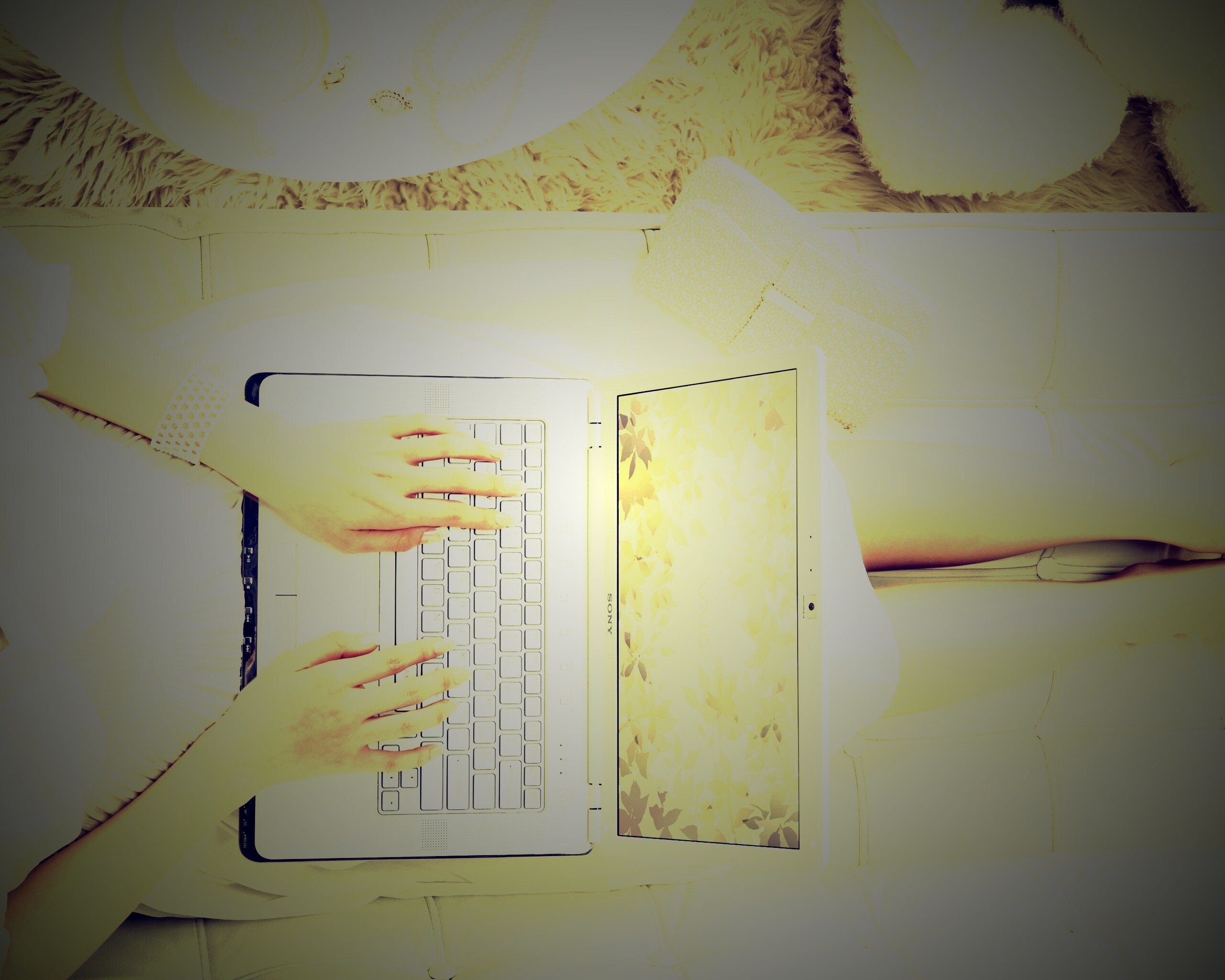 Девушка с ноутбуком vaio обои