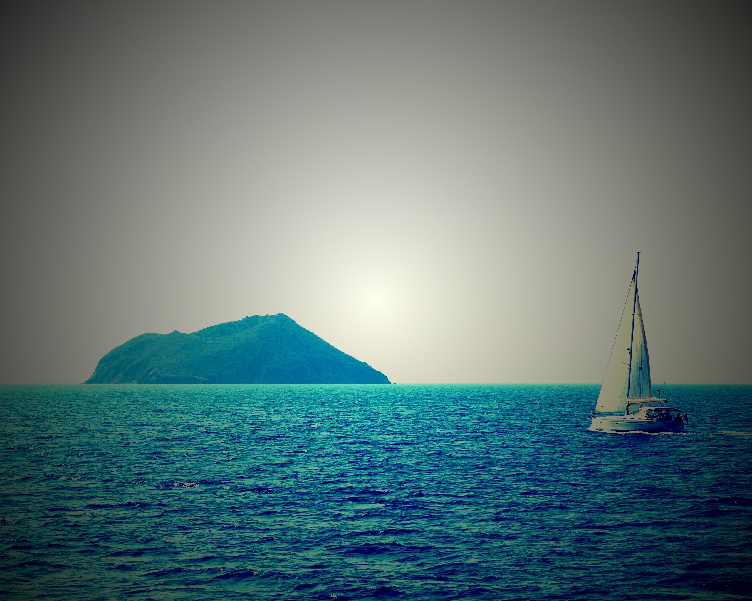 Яхта в море обои