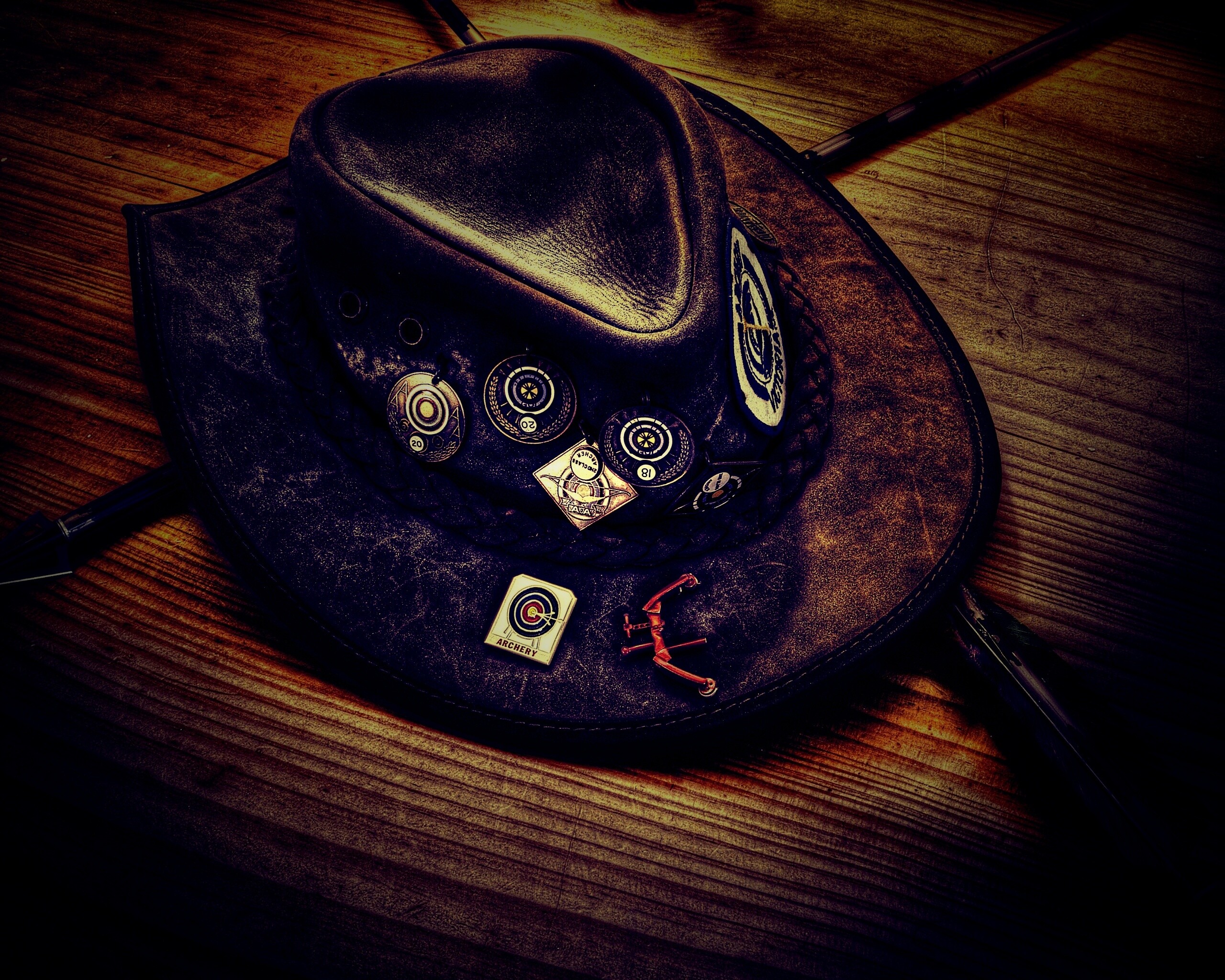 Шляпа и стрелы обои